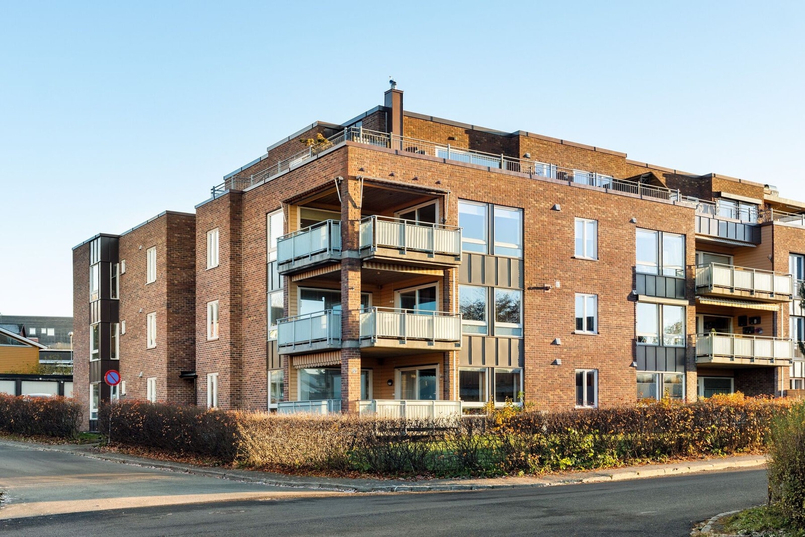 Selger beskriver nabolaget som svært rolig og fredelig med en hyggelig blanding av beboere - alt fra eldre, voksne, barnefamilier og folk i etableringsfasen. Galleribilde