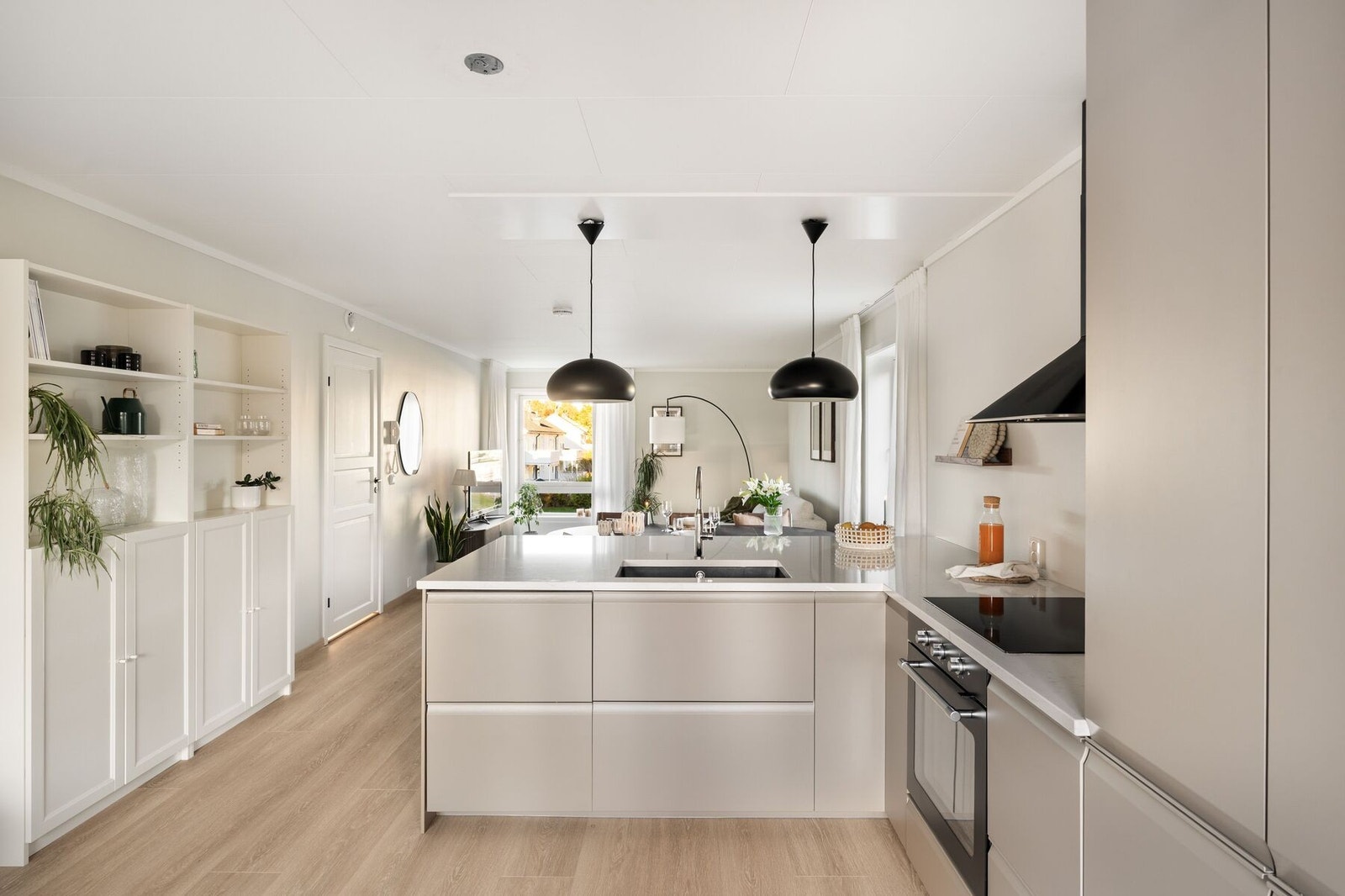 Et av boligens smykker er et delikat IKEA kjøkken fra 2023 med lekker steinbenkeplate fra kvalitetsleverandøren Nerostein. Galleribilde