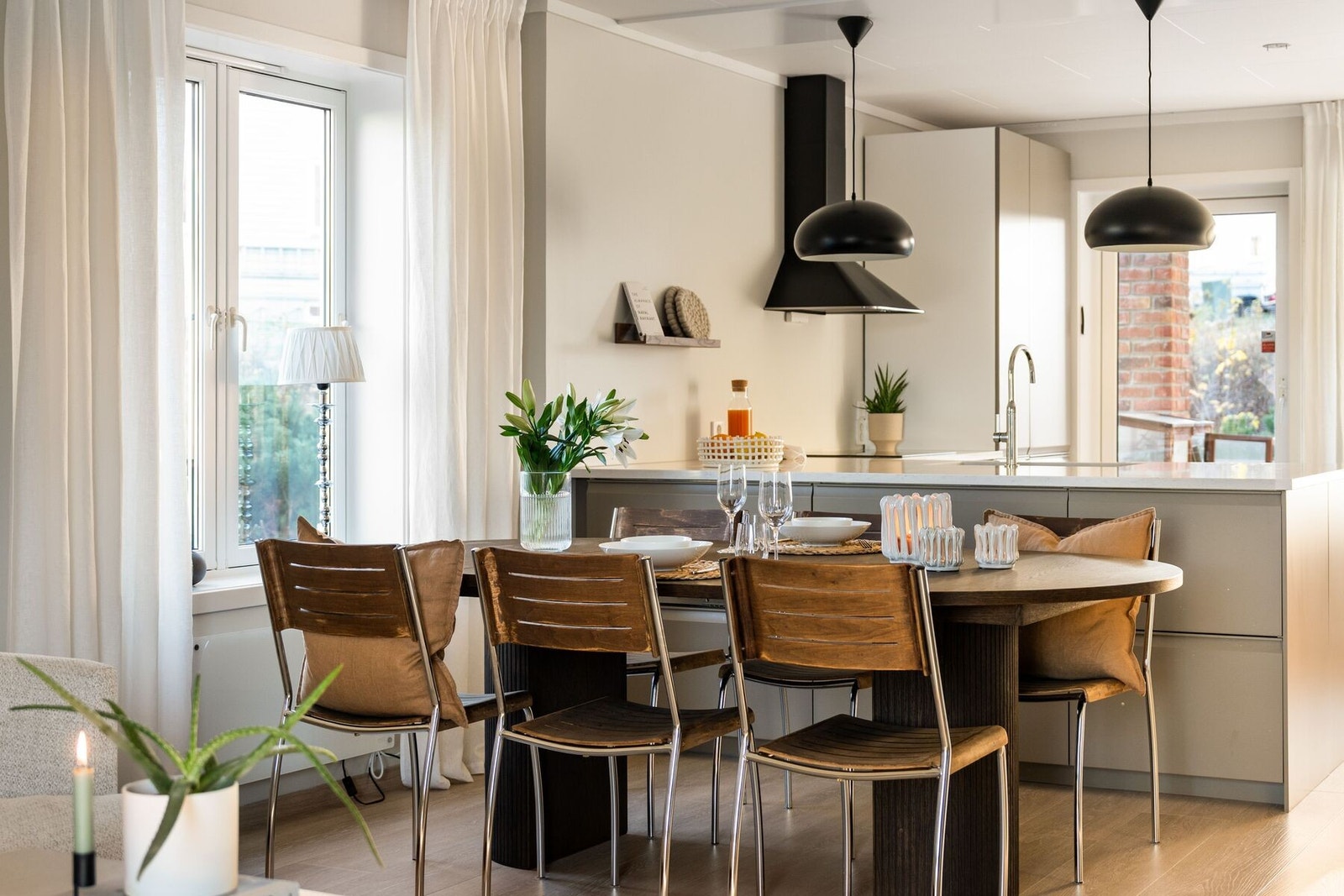 Mellom stue og kjøkken finner spisestuen sin naturlige plassering - perfekt for sosiale sammenkomster. Galleribilde