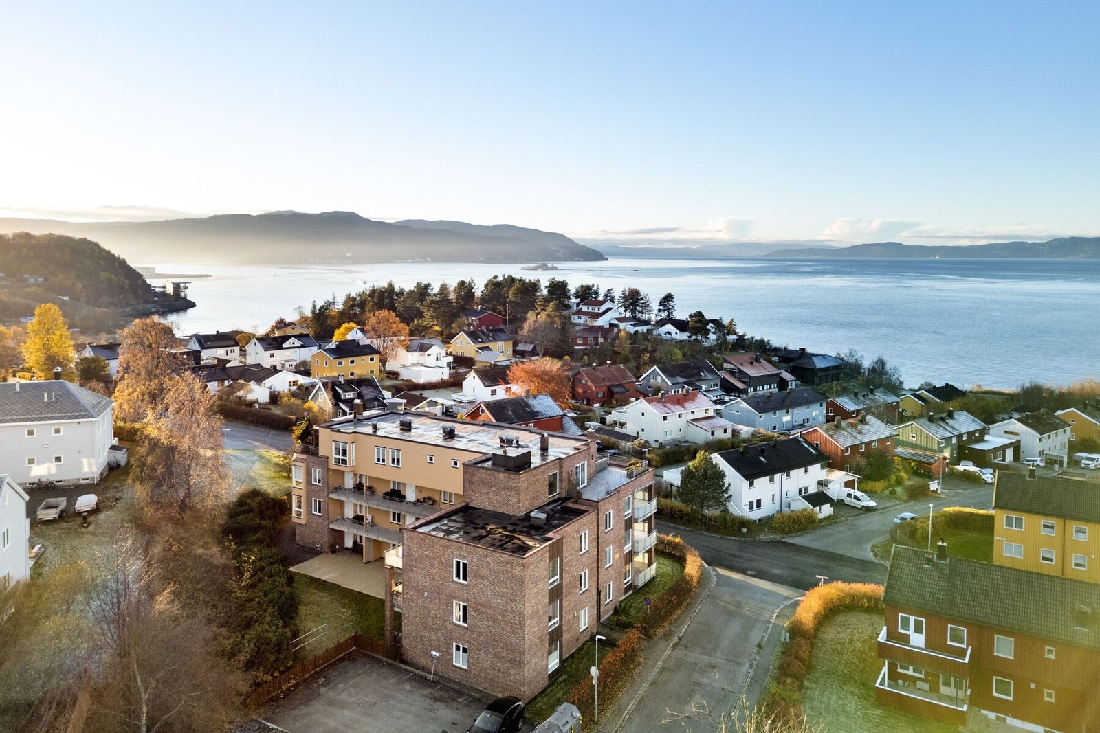 Med sin sjønære beliggenhet, turmulighetene på Ladestien og kort vei til sentrum er det forståelig at dette har blitt et attraktiv område. Galleribilde