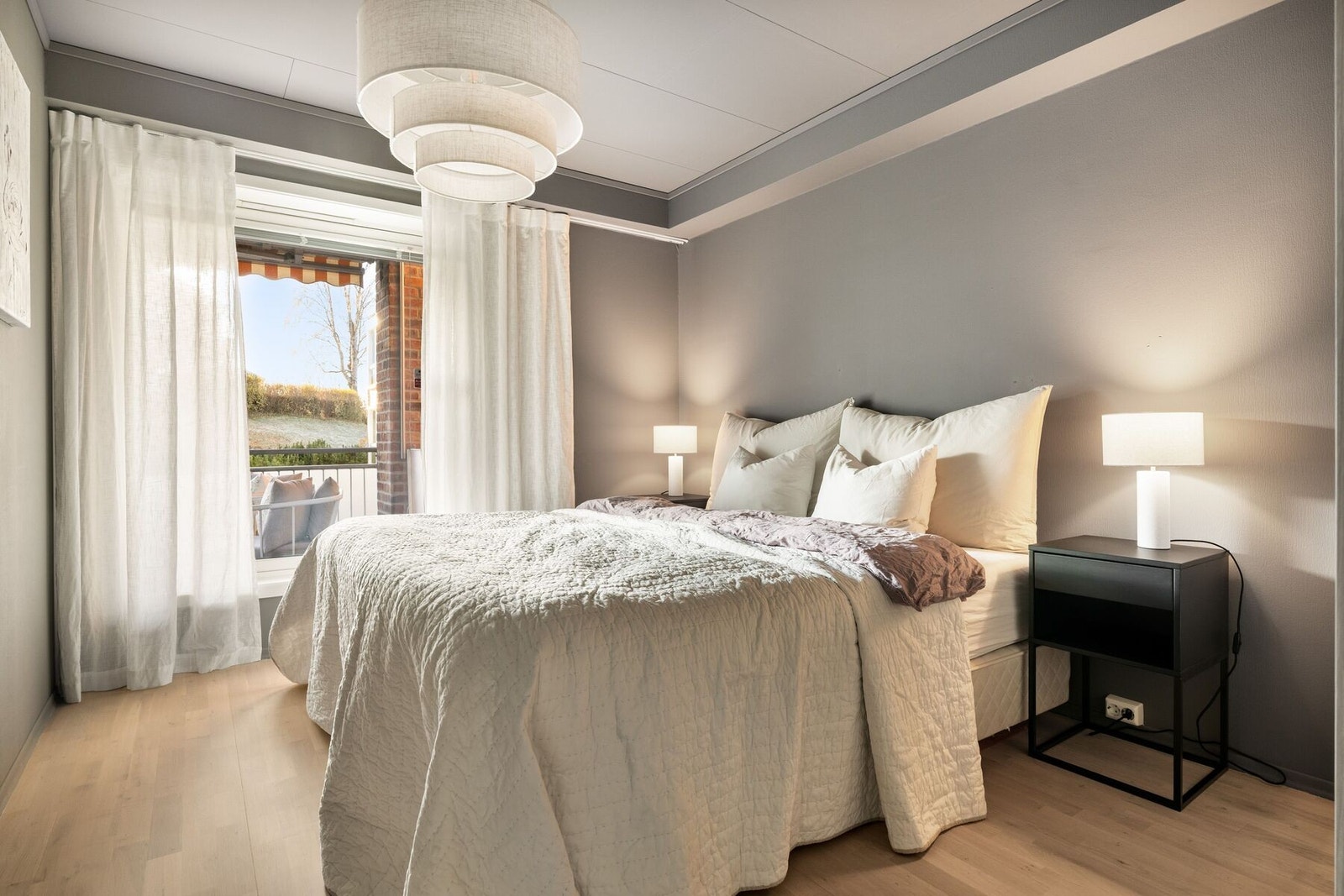 Leiligheten har to soverom av gode størrelser. Dette måler 11,7 m² og har god plass til dobbeltseng, garderobeskap og tilhørende møblement. Galleribilde