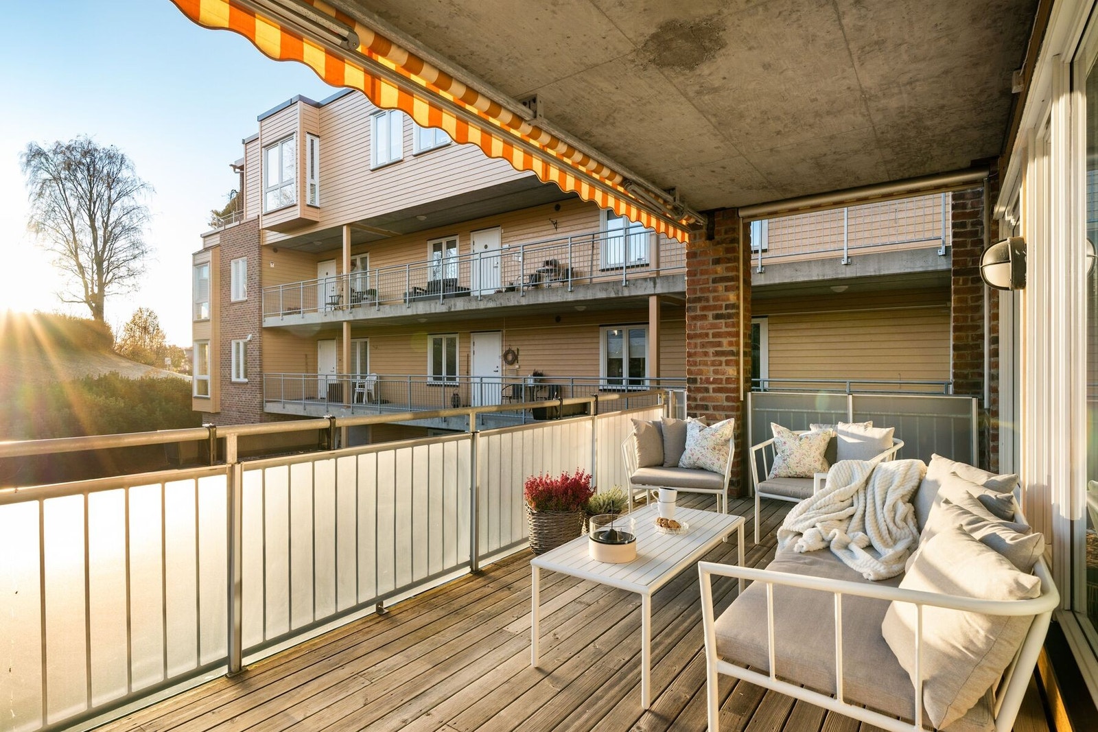 Balkongen har gode solforhold med sol ca. fra kl. 10 - 17/18 sommerstid. Galleribilde