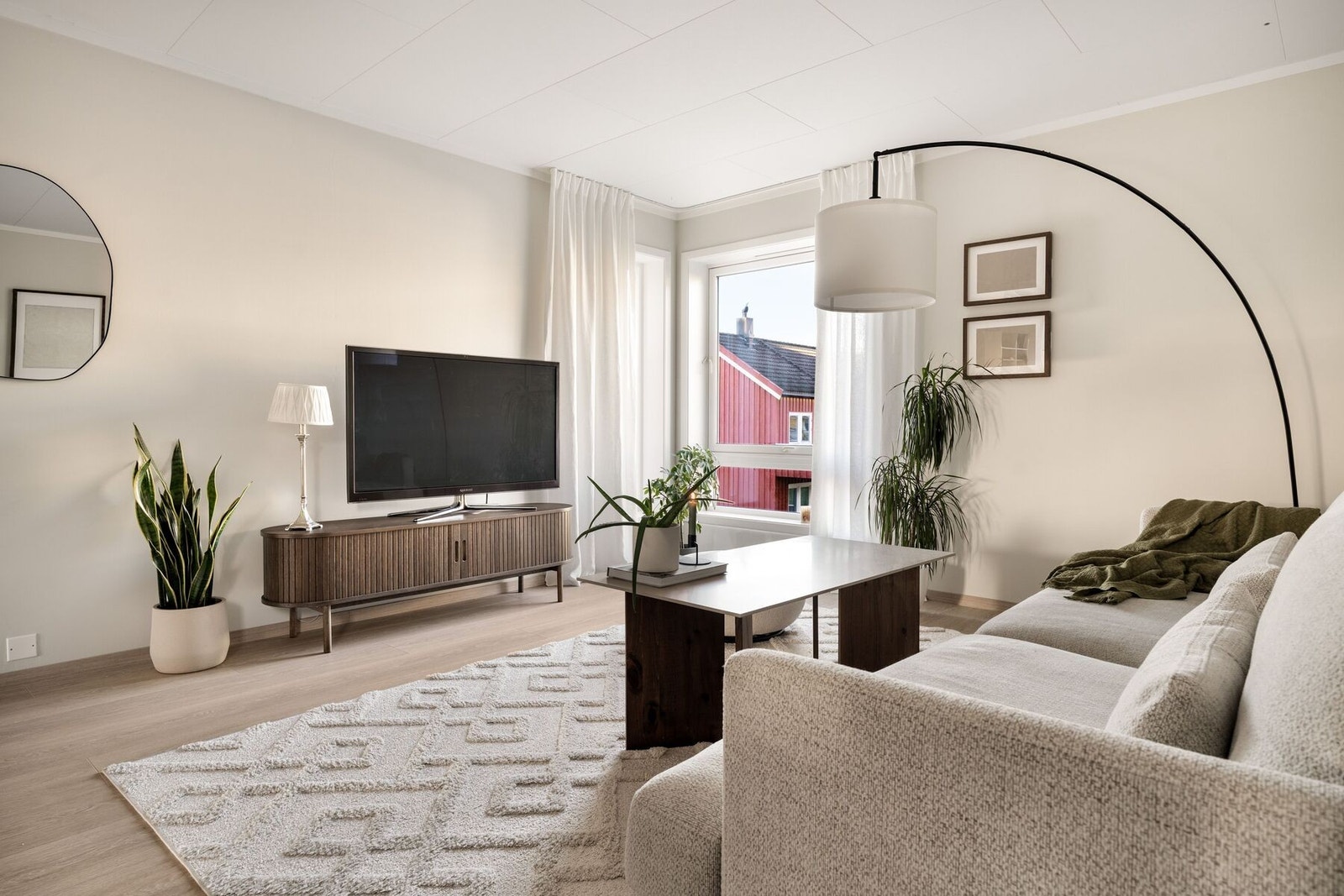 Lekker stue med lysinnslipp fra tre himmelretninger som sørger for en luftig romfølelse og behagelig atmosfære. Galleribilde