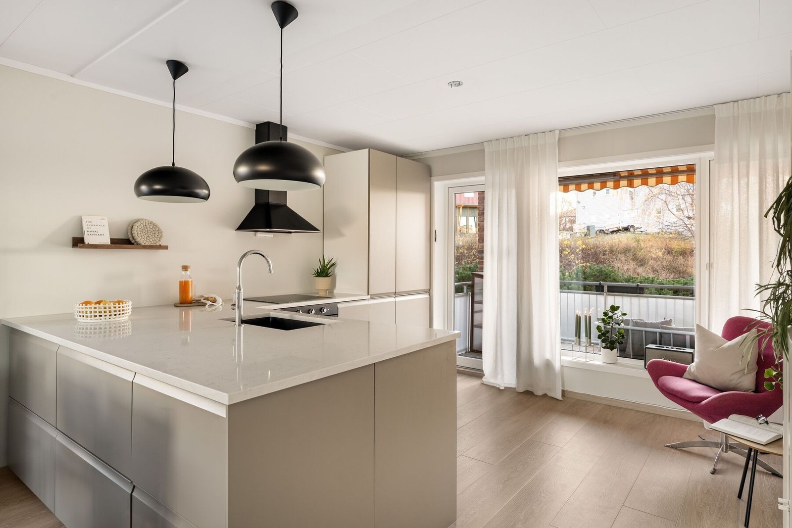 Kjøkkenet byr også på rikelig av lagringsplass i både skap og skuffer. Galleribilde