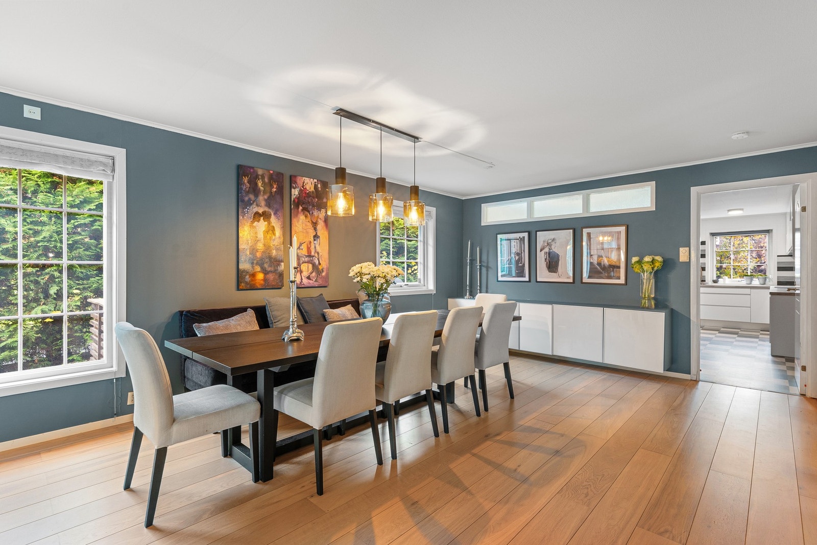 Liker du å være sosial? Her er det god plass til et stort spisebord med plass til "alle". Galleribilde