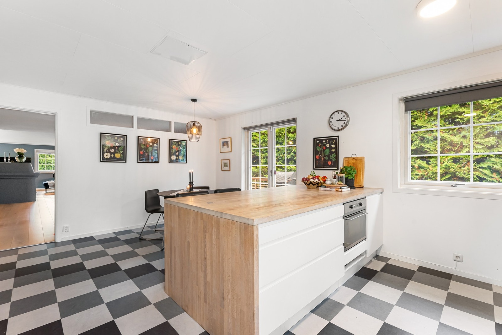 Induksjonstopp, stekeovn, oppvaskmaskin og mikrobølgeovn er integrert i innredningen. Galleribilde