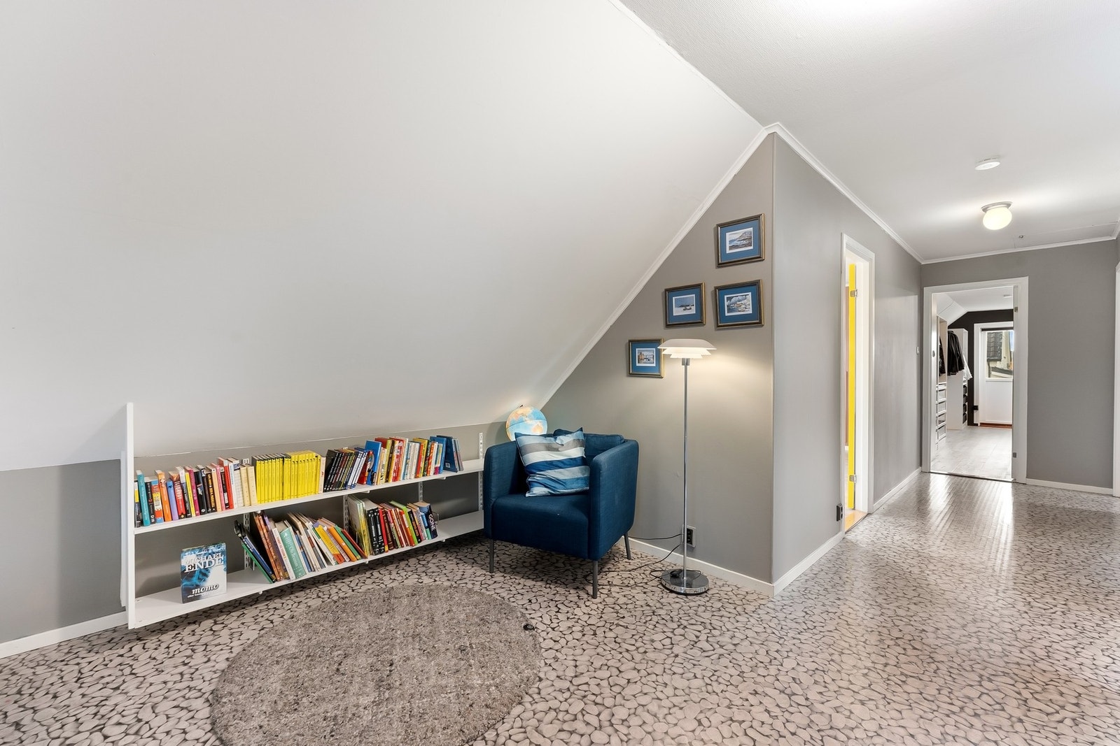 I 2. etasje finner man et åpent, innredet areal, i tillegg til fire soverom, bod og ett bad. Galleribilde