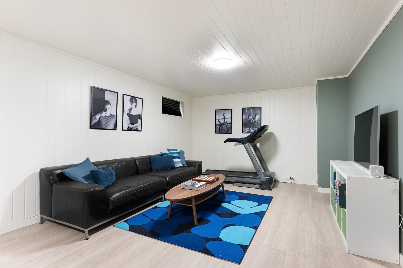 Stuen utgjør "peisstue" på opprinnelige byggetegninger. Himlingshøyde ca. 2,44 m. Galleribilde