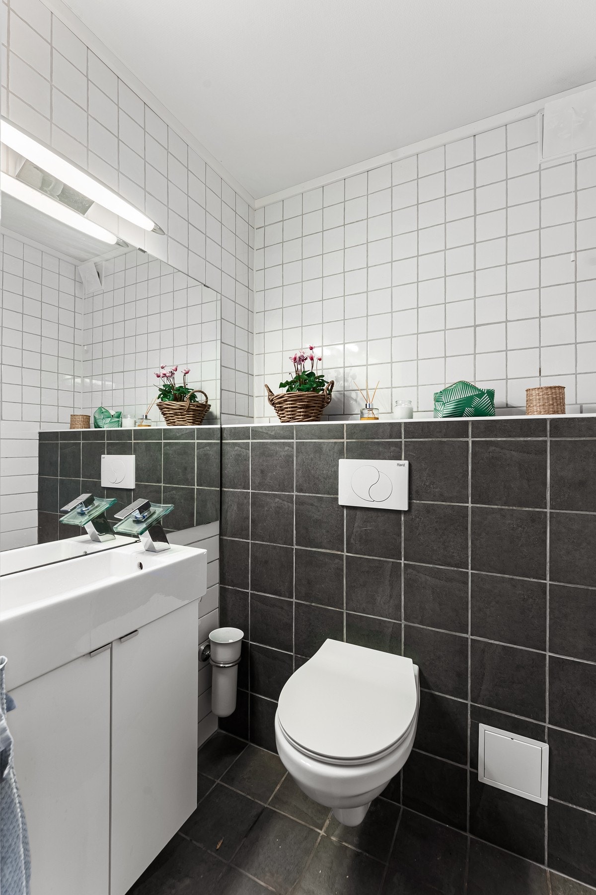 Praktisk toalettrom ifm. mellomgang/entré. Galleribilde