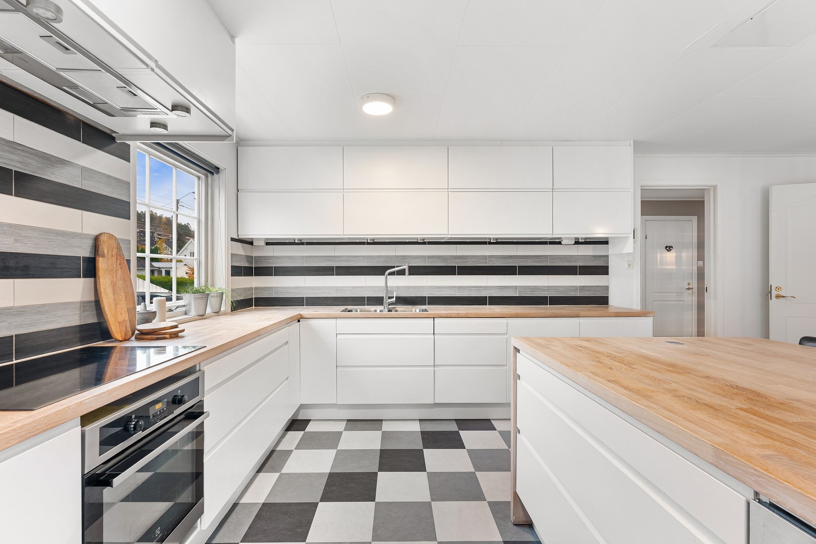 Epoq innredning fra 2014 med heltre beneplate. Rikelig med både skap- og benkeplass for husets kokk. Galleribilde