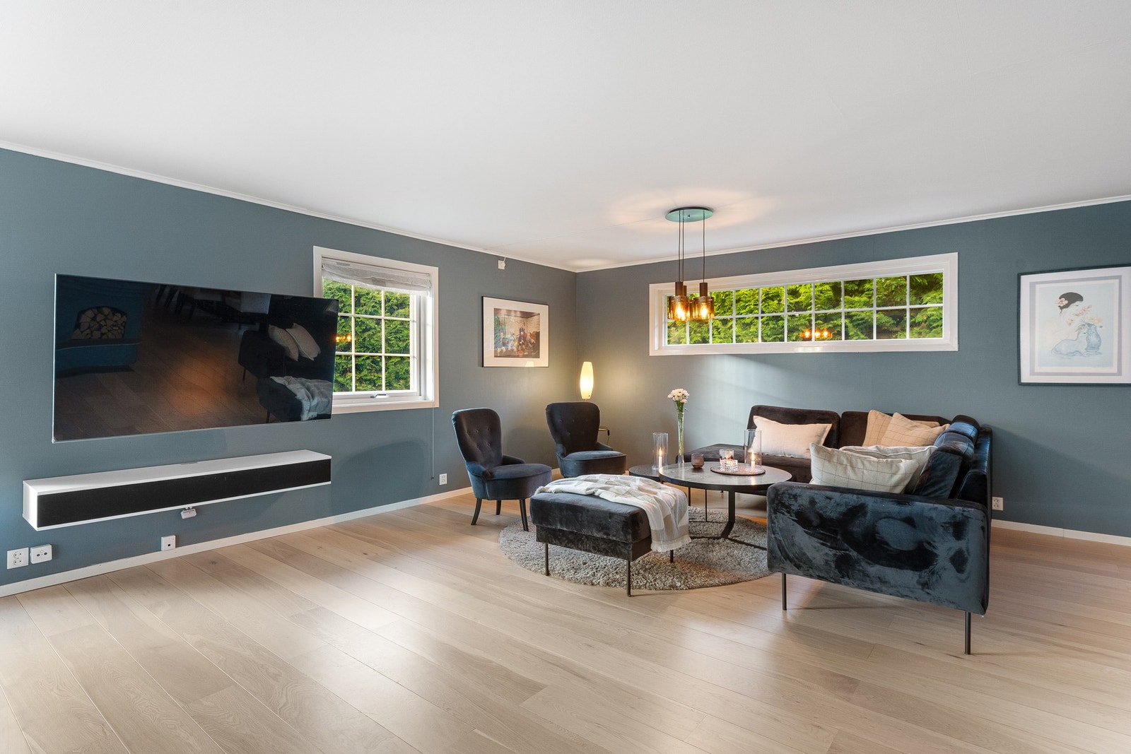 Her er det god plass til en stor hjørnesofa og ekstra loungestoler for den som ønsker det. Deler av stuen har også elektrisk gulvvarme, i tillegg til peis. Galleribilde