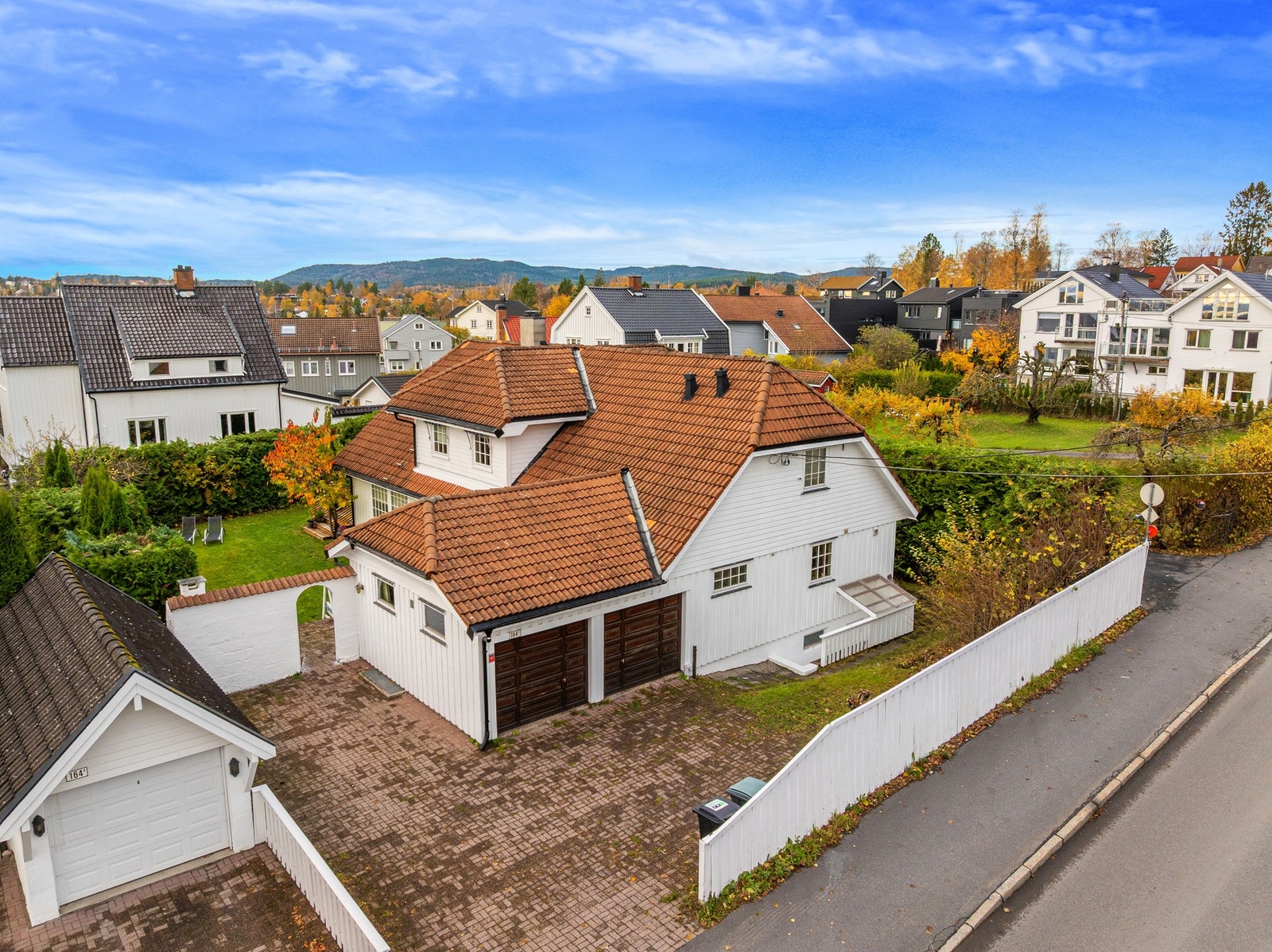 Det ble foretatt takfornyelse i 2021 med vask, rens og impregnering av takstein, i tillegg til at enkelte takstein ble skiftet. Galleribilde