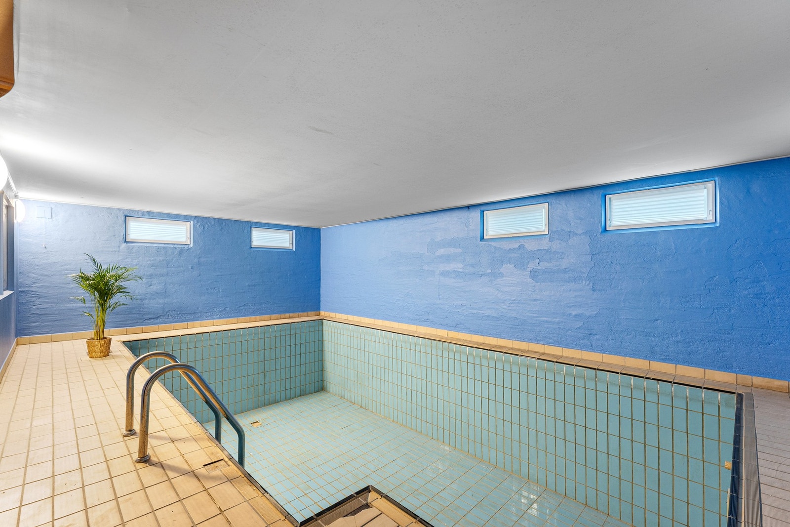 Svømmebasseng på 4 m x 7,35 m med dybde på 1,77 m. Dagens eiere bruker ikke bassenget og har derfor ikke kjennskap til tilstand. Galleribilde