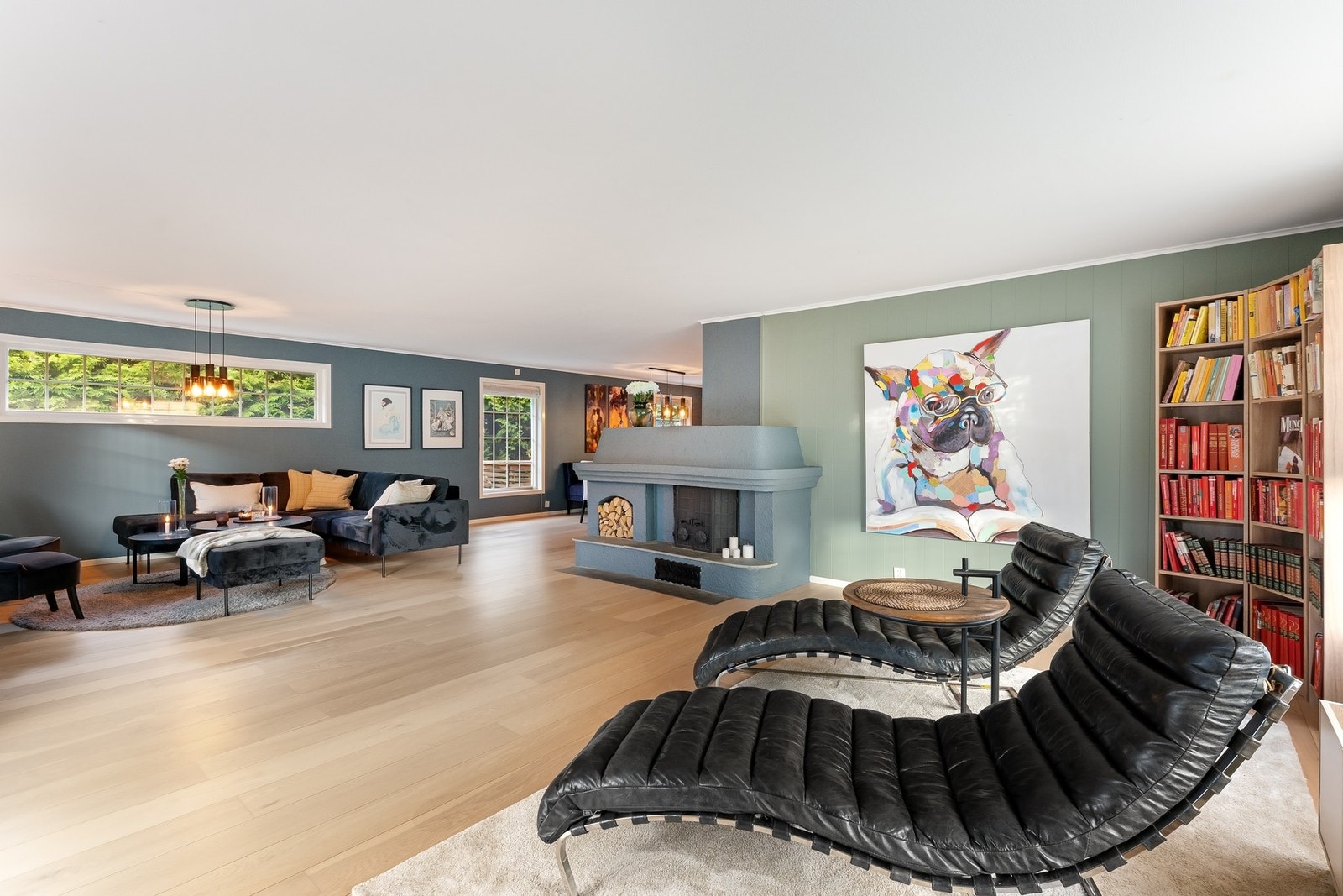 I stuen er det flere sosiale soner, her sett fra bibliotek-hjørnet. Galleribilde