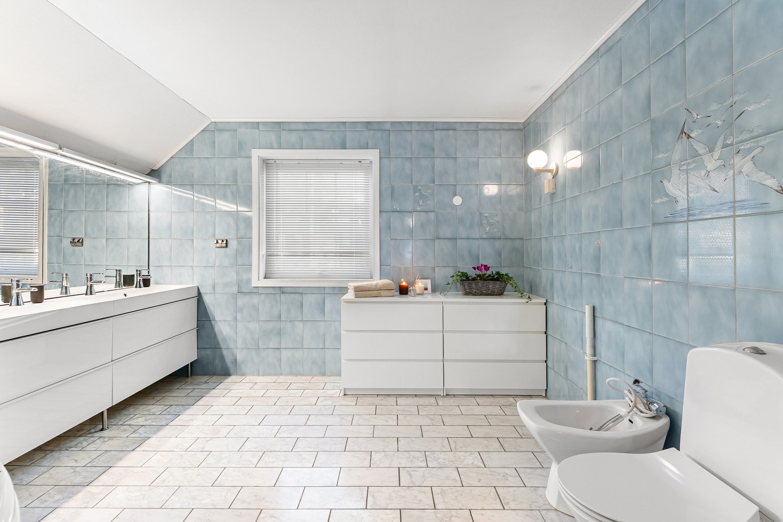 Fra gangen i 2. etg er det inngang til boligens romslige bad. Galleribilde