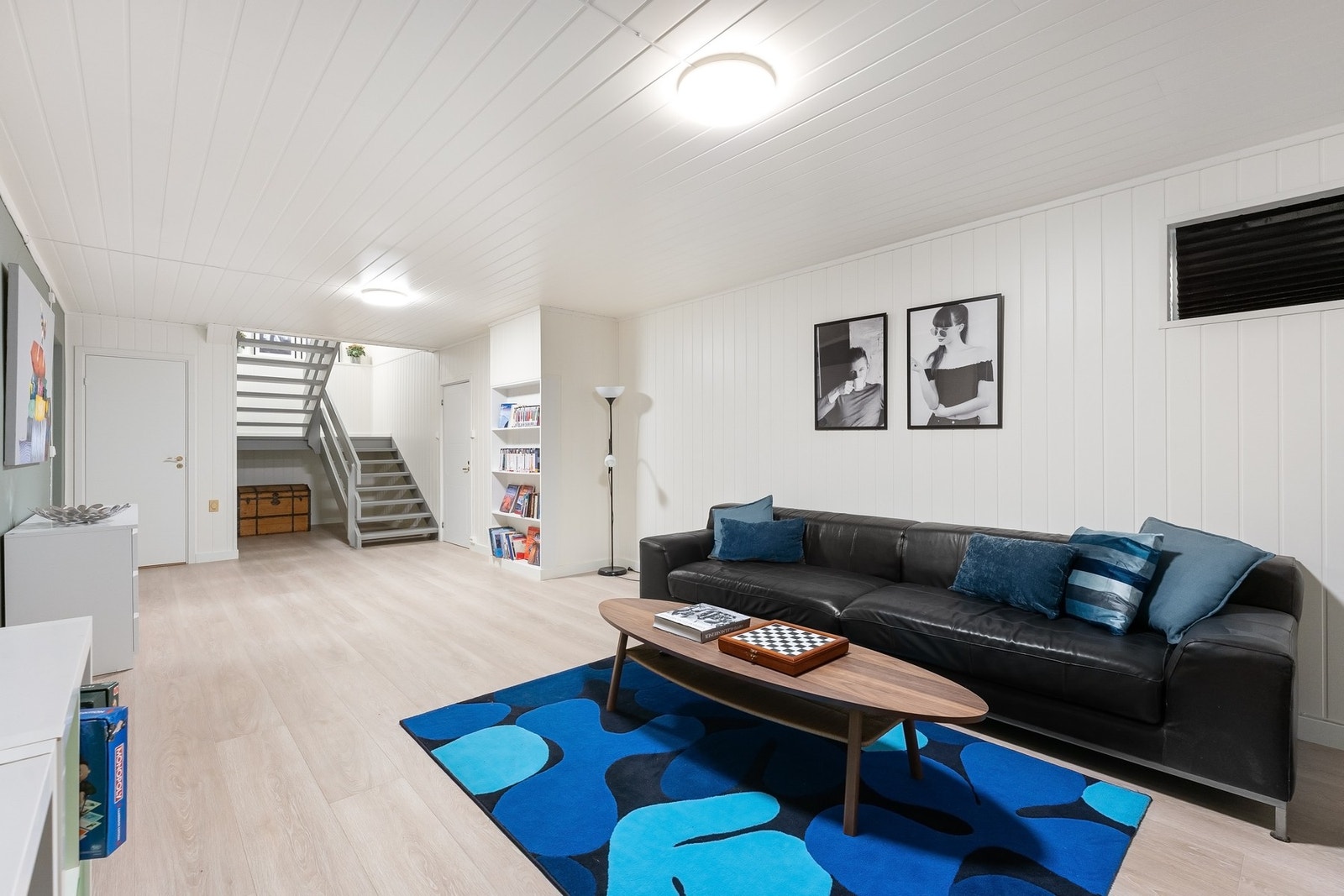 Den ekstra stuen gjør det enkelt å kunne trekke seg tilbake, og er perfekt som ungdomsavdeling, tv-stue, lekerom etc.
Nye innvendige overflater i 2025. Galleribilde