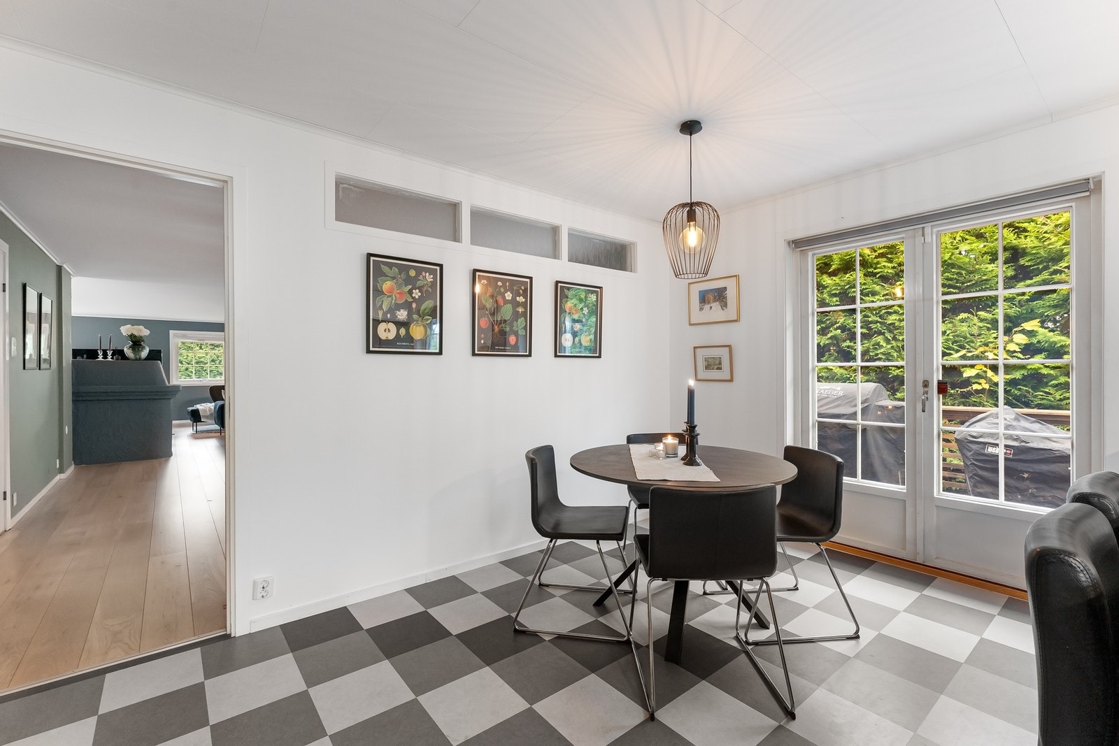 Fra kjøkkenet er det direkte adgang til en av de store terrassene. Galleribilde