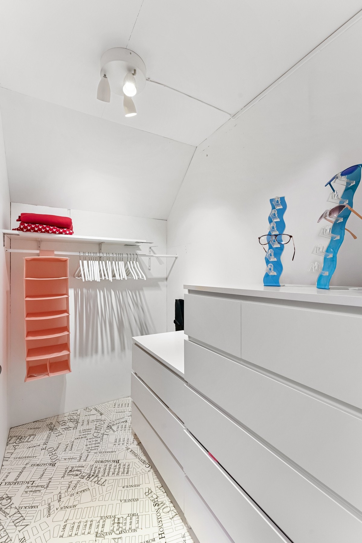 Gode oppbevaringsmuligheter for klær og øvrig. Galleribilde