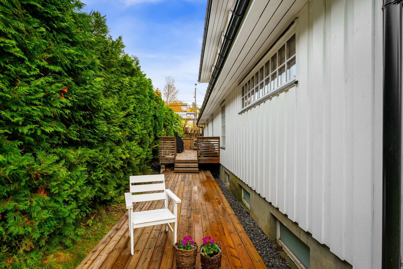 Denne terrassen er på ca. 35 m2 og strekker seg videre helt ned til plenen. Galleribilde