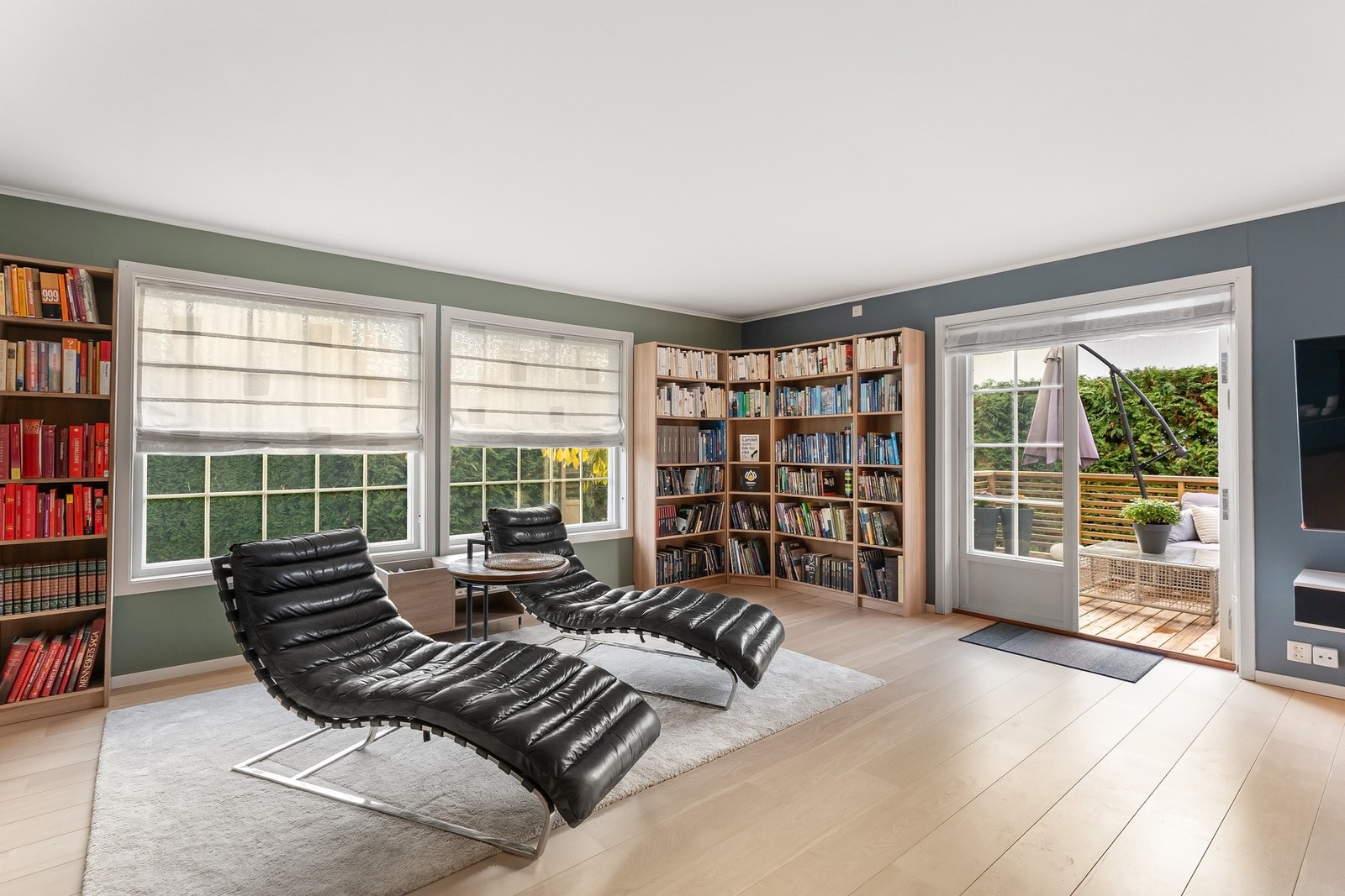 Boligens mange vindusflater byr på rikelig med lysinnslipp. Galleribilde