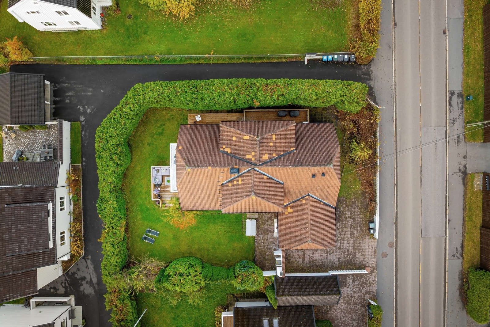 Høye tujahekker skjermer for innsyn og gjør at boligen oppleves som svært usjenert. Galleribilde