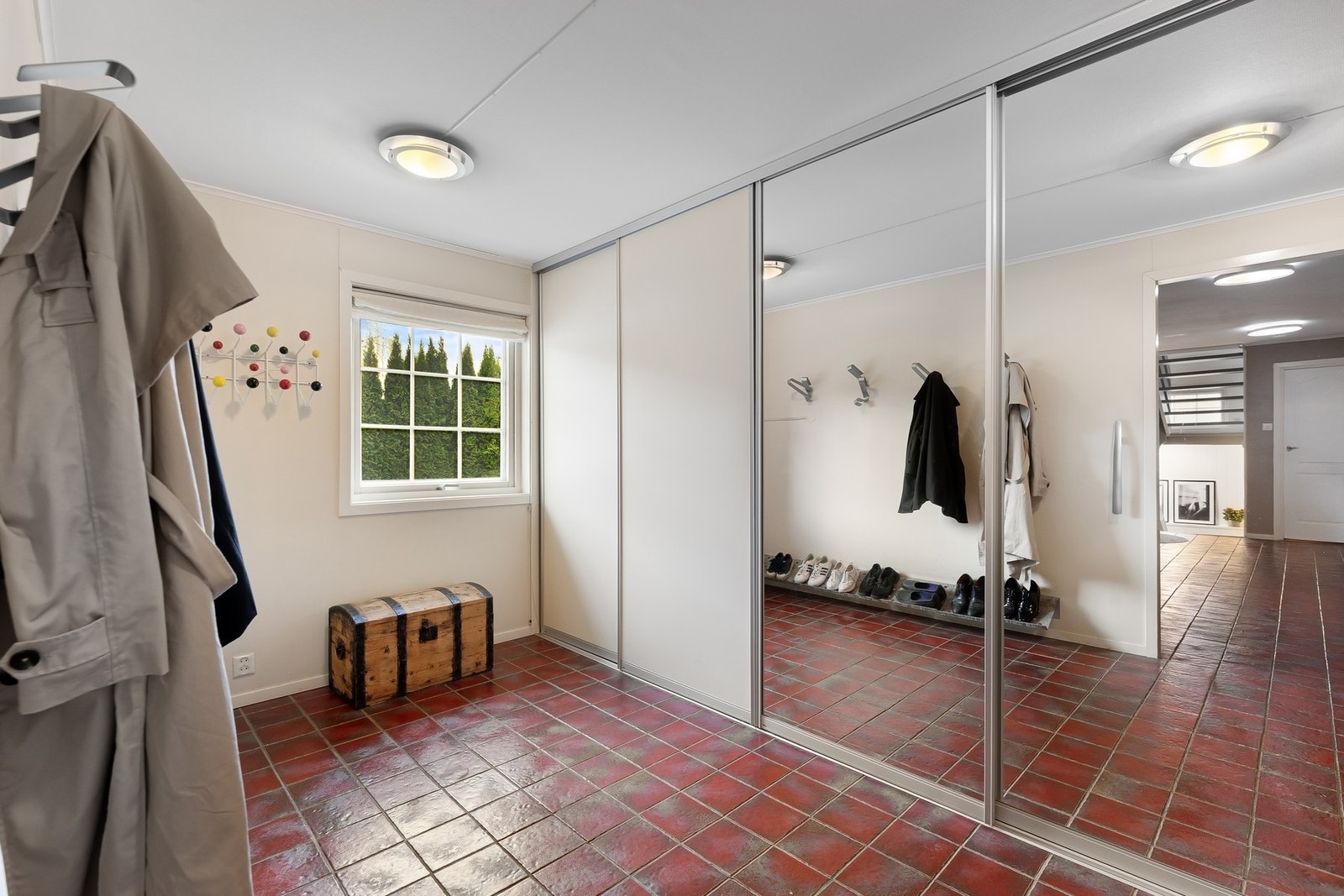 Garderoberom ifm. entreen. Rikelig med oppbevaringsplass i stor skyvedørsgarderobe. Galleribilde