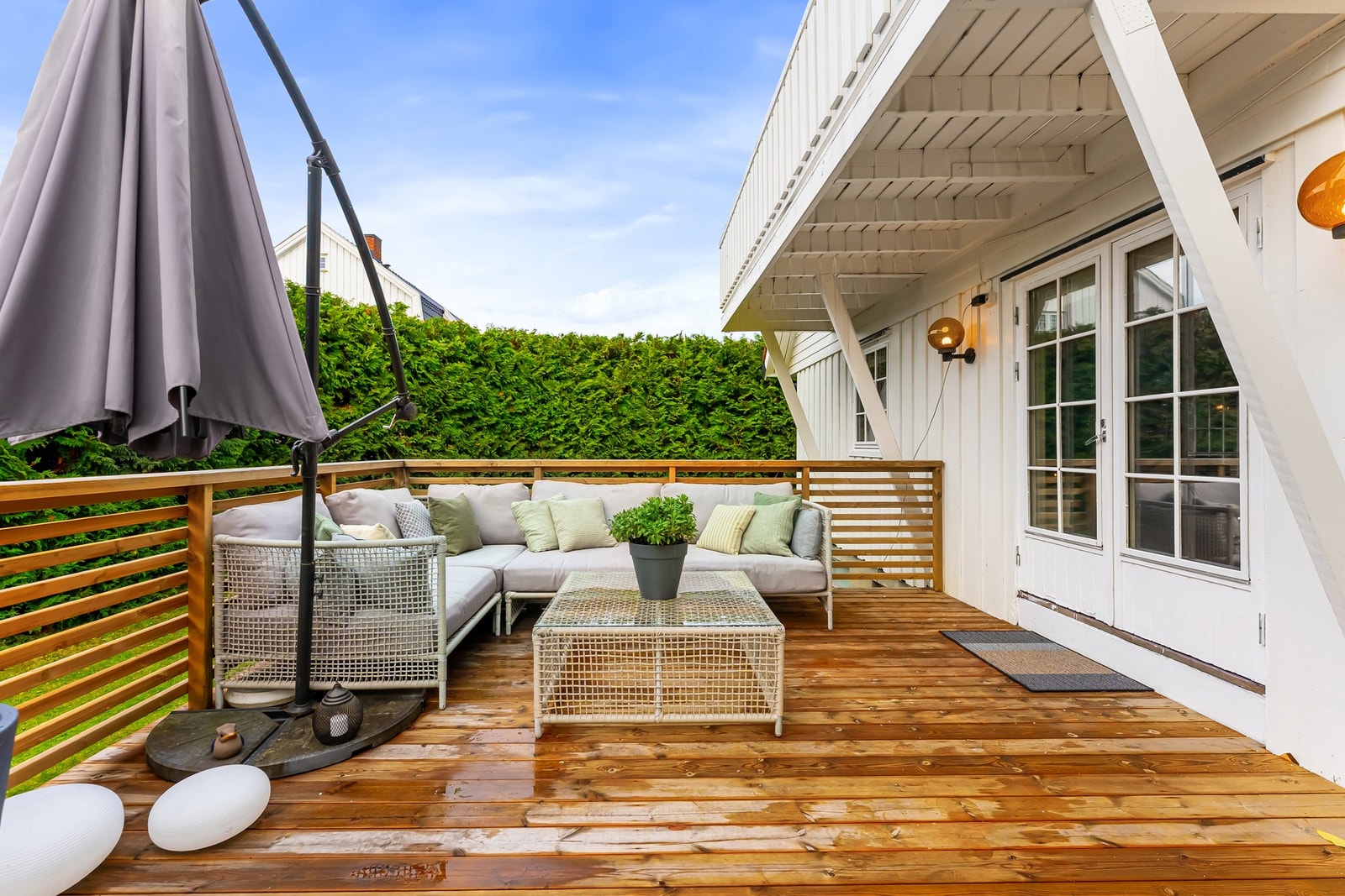 Uteplassen utgjør en herlig forlengelse av stuen. Galleribilde