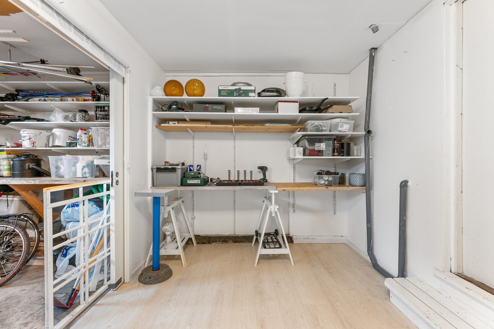 En stor, praktisk bod (uisolert) vegg i vegg med garasjen. Galleribilde