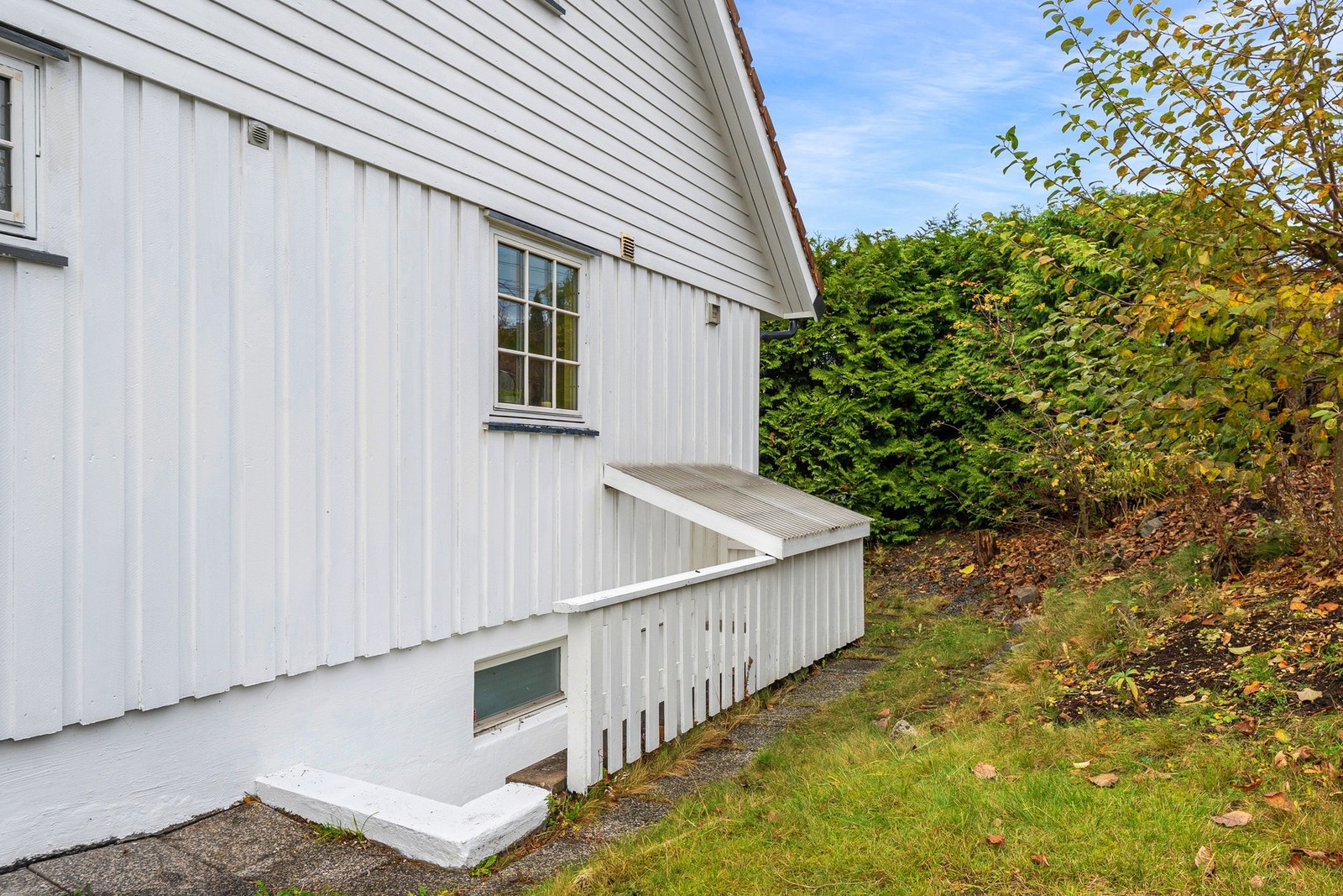 Det er også mulig å ta seg direkte til underetasjen via dør ved siden av garasjen. Galleribilde