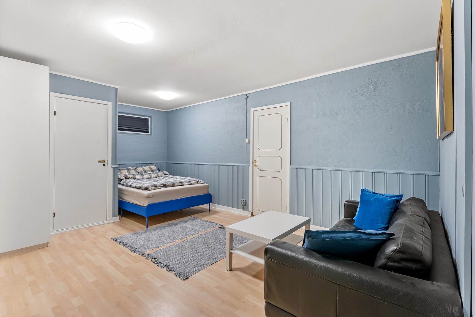 Dette rommet har egen inngang, i tillegg er det adgang fra stuen. Galleribilde