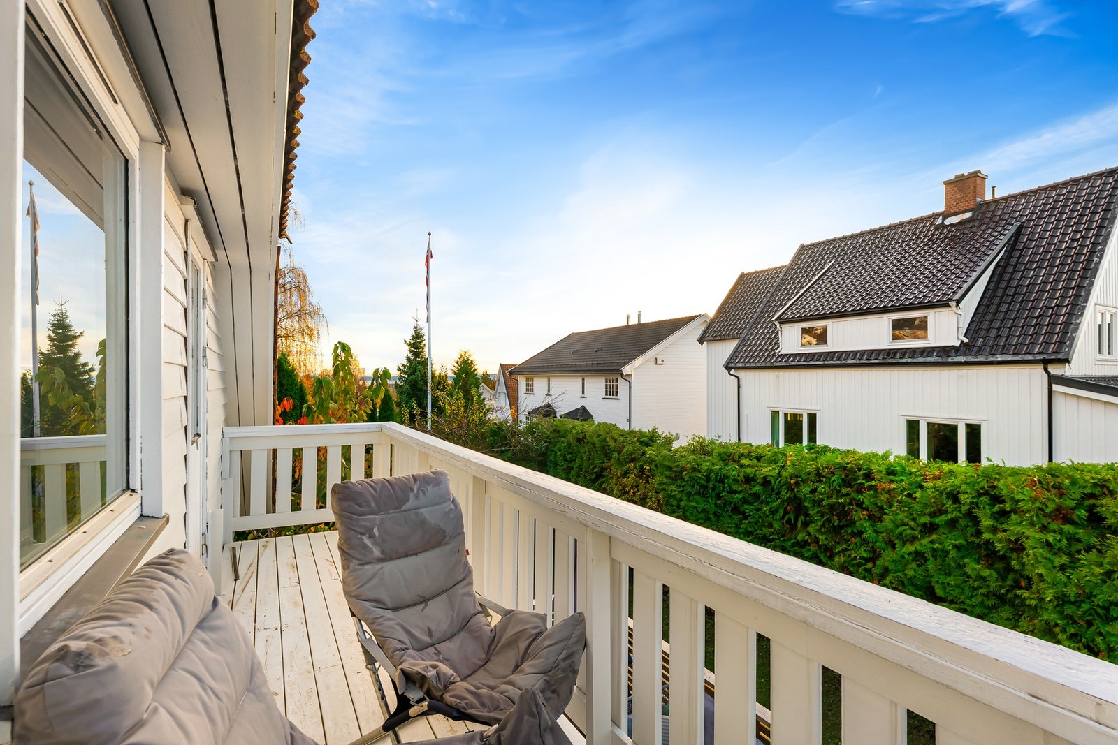 Fra hovedsoverommet er det utgang til en veranda, denne vender ut mot hagen. Galleribilde