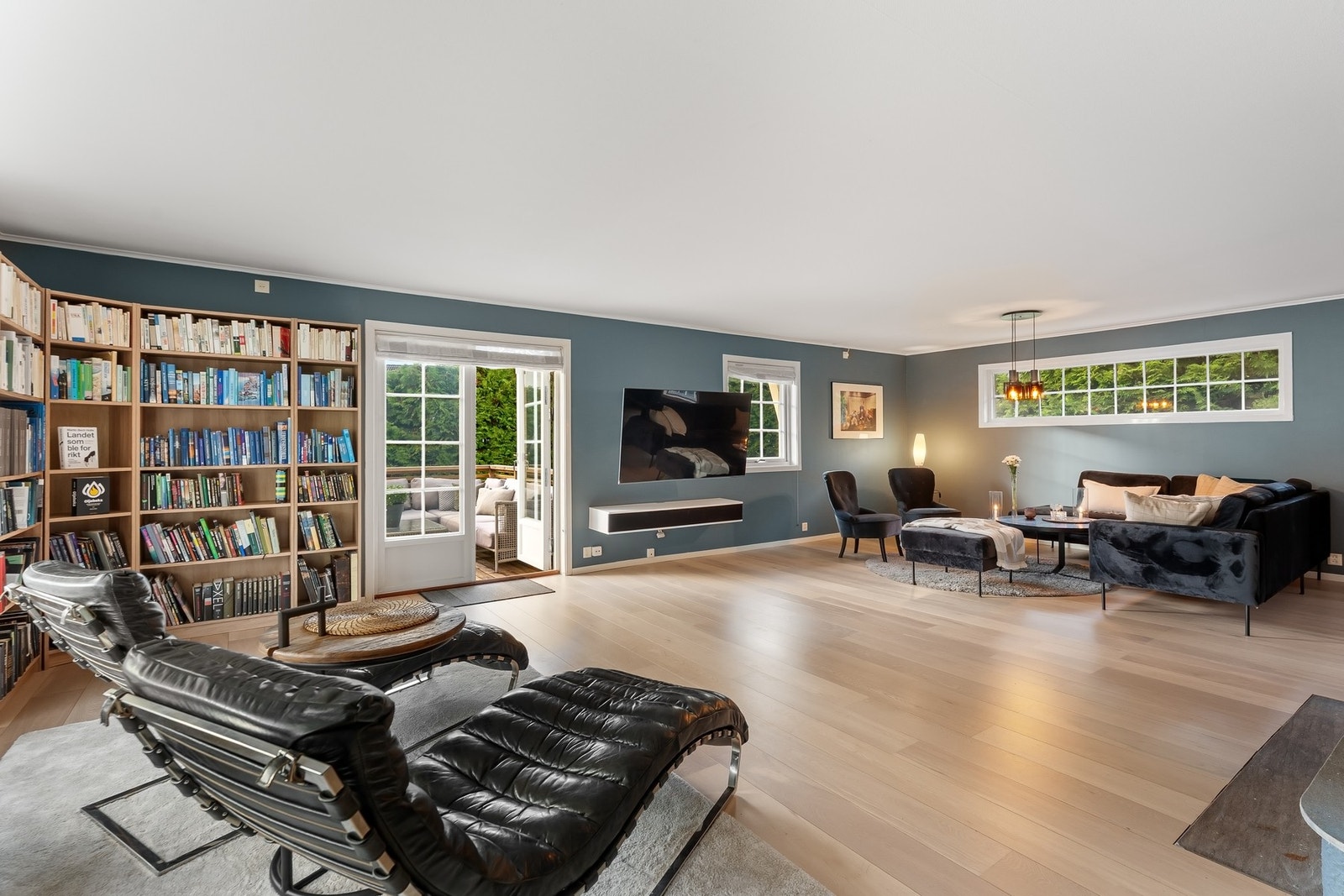 Usjenert beliggenhet med store busker som omkranser boligen og skjermer for innsyn. Galleribilde