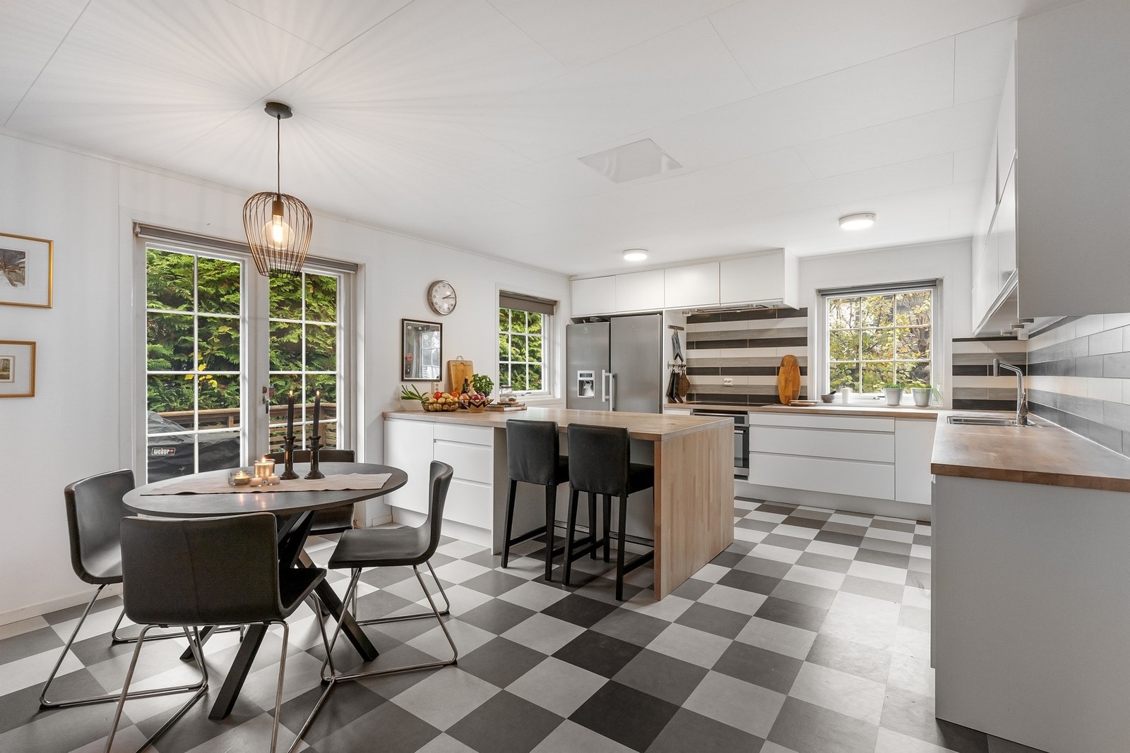 Kjøkkenet er svært romslig, og det er god plass til enda et spisebord ved behov. Galleribilde