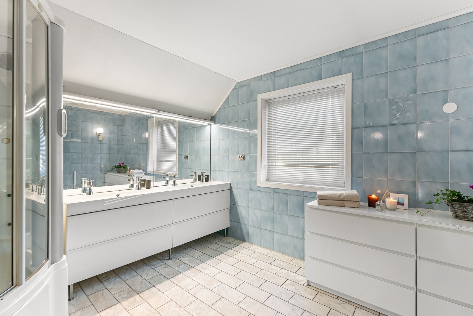 Vindu på bad samt godt med skap- og lagringsplass. Galleribilde