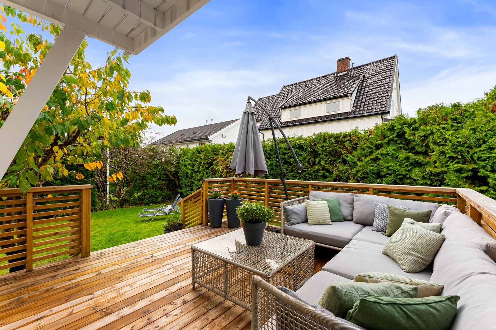 Selger opplyser at terrassen er vendt mot sydvest med sol fra ca. 12 - 19 på sommerstid. Galleribilde