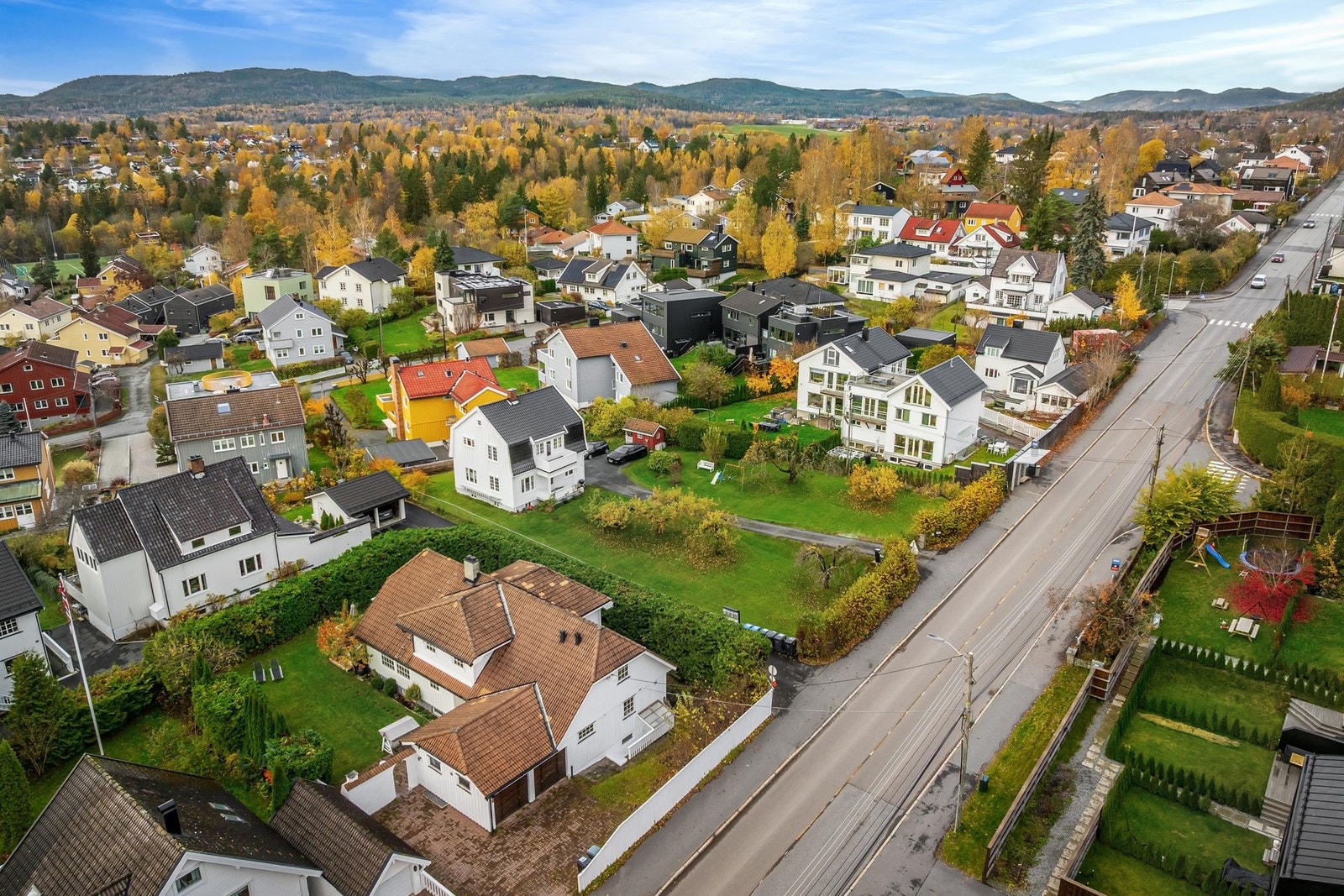 Svært god og barnevennlig beliggenhet med kort vei til natur, servicefasiliteter, kollektivtransport, barnehager og skoler. Lysejordet skole nås uten å krysse Vækerøveien. Galleribilde