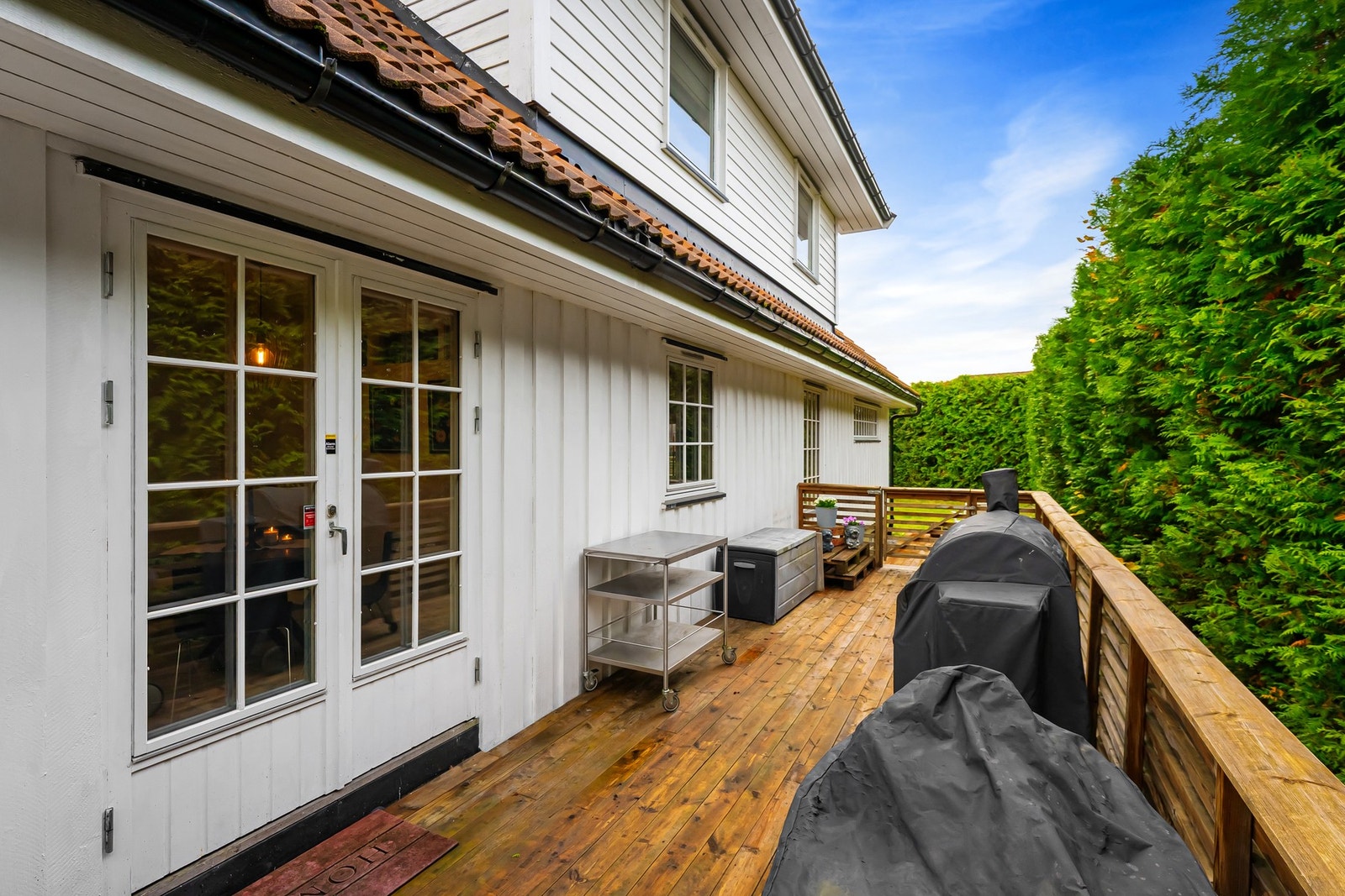 Her er det god plass til både grill og spisegruppe - perfekt for utendørs middager på sommerstid. Galleribilde