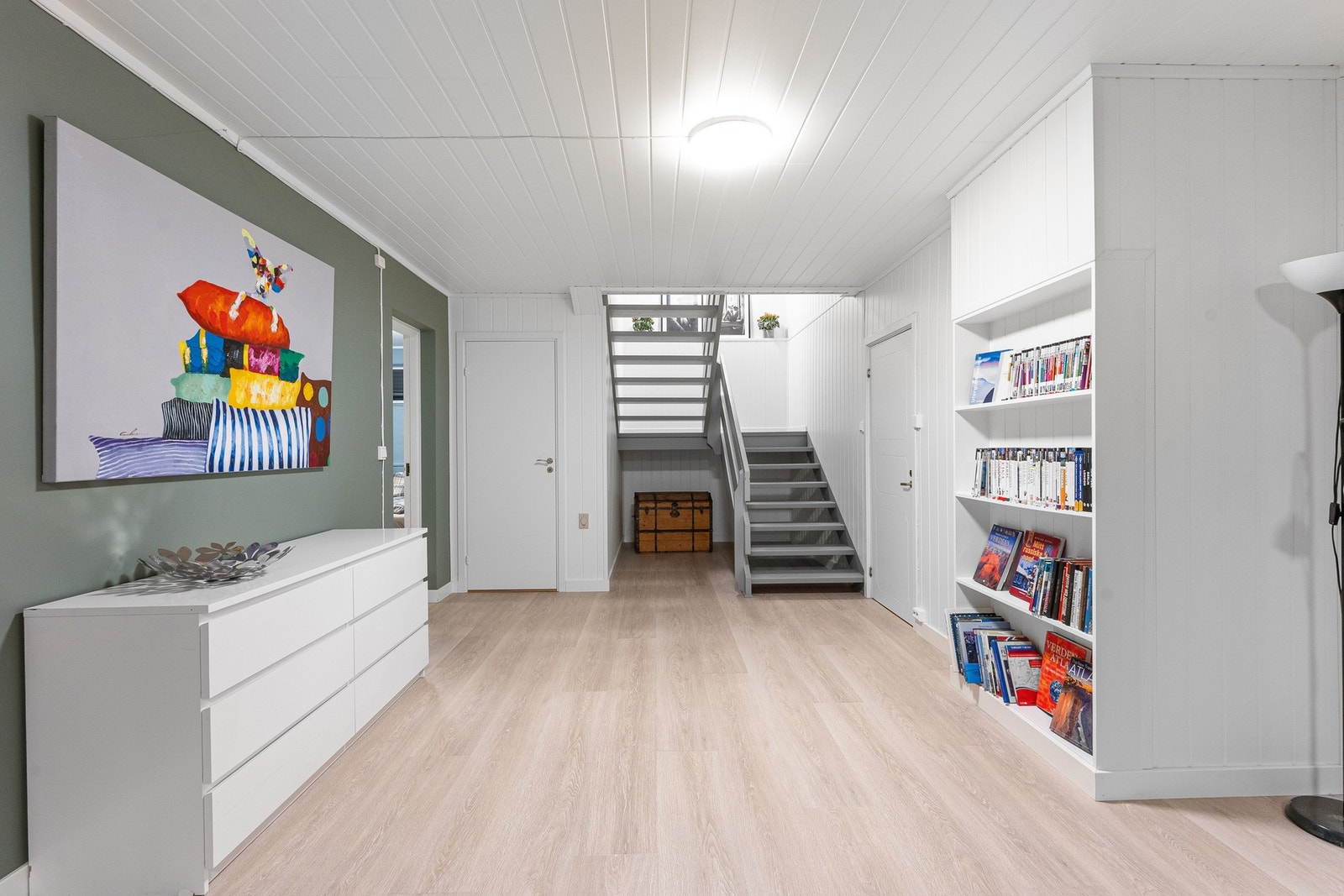 Underetasjen er svært innholdsrik med ekstra stue, to rom innredet med seng, spa-avdeling, vaskerom, toalettrom og boder. Galleribilde