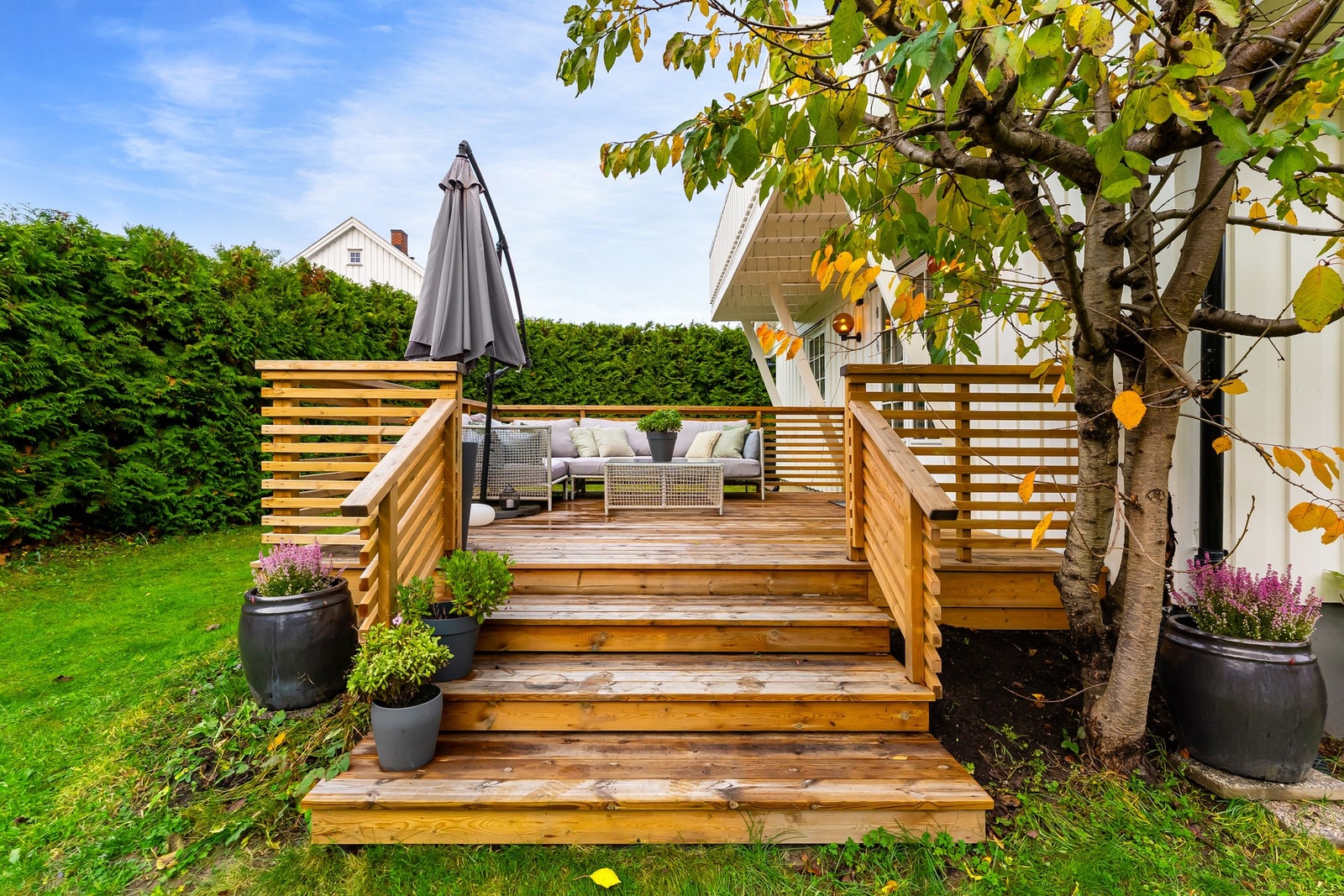 Romslig terrasse på ca.18 m2 med god plass til stor sittegruppe. Det er også en terrasse med utgang fra kjøkkenet på ca. 35 m2. Galleribilde