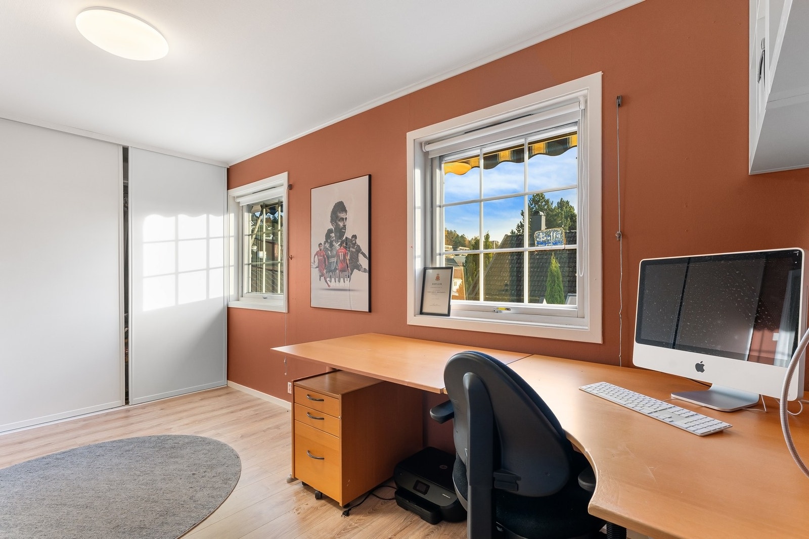 Lyst og romslig soverom II. Praktisk skyvedørsgarderobe. Galleribilde