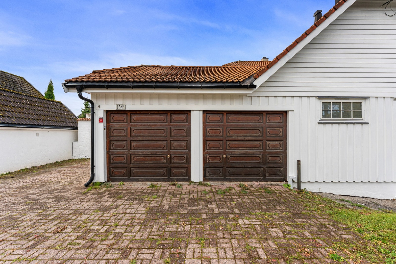 Boligen har to garasjerom, men benytter kun den ene da den andre utgjør bod vegg-i-vegg med garasjen. Galleribilde