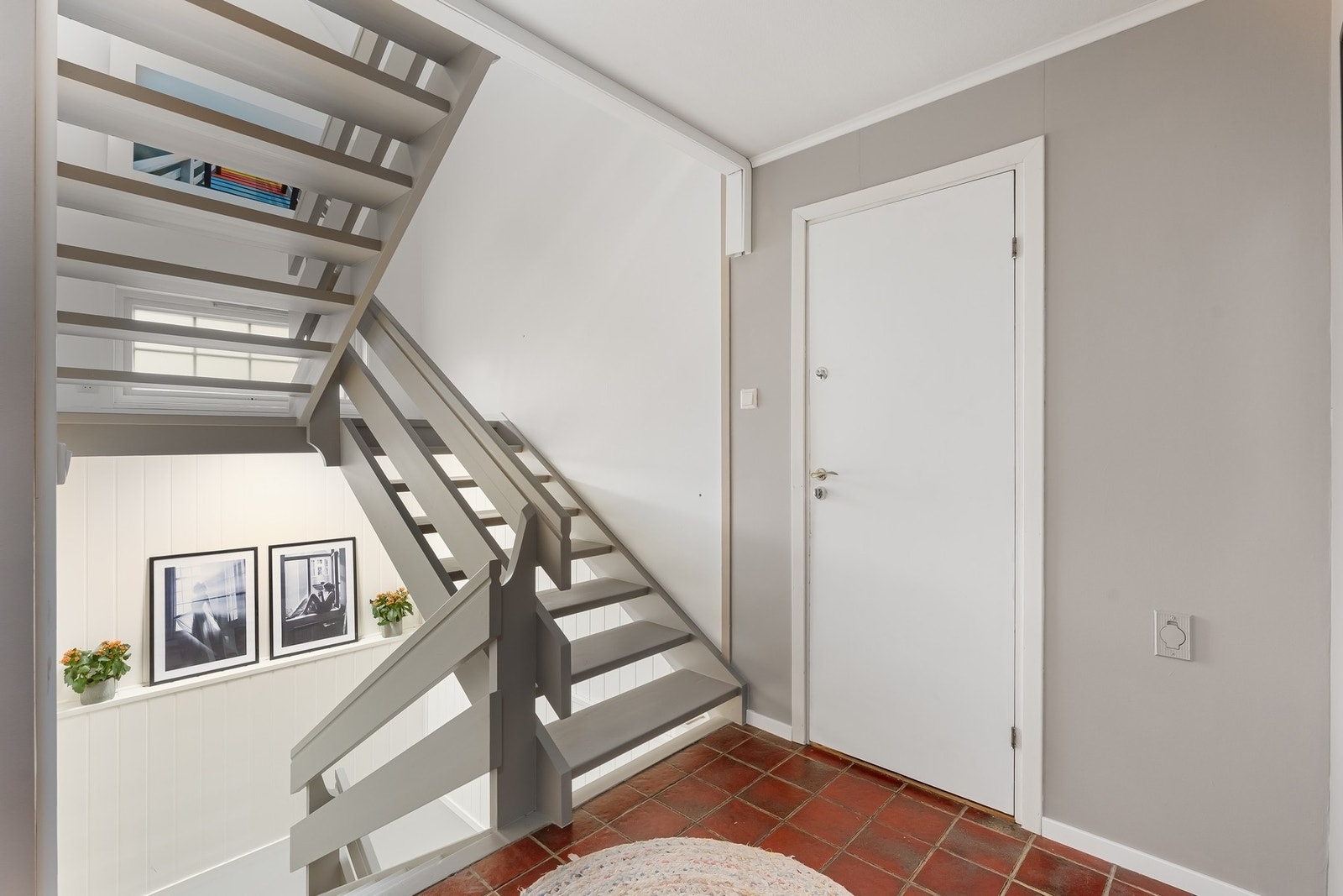 Ifm. entré/gang tar man seg inn til ytterligere en stor bod og deretter videre til garasjen. Galleribilde