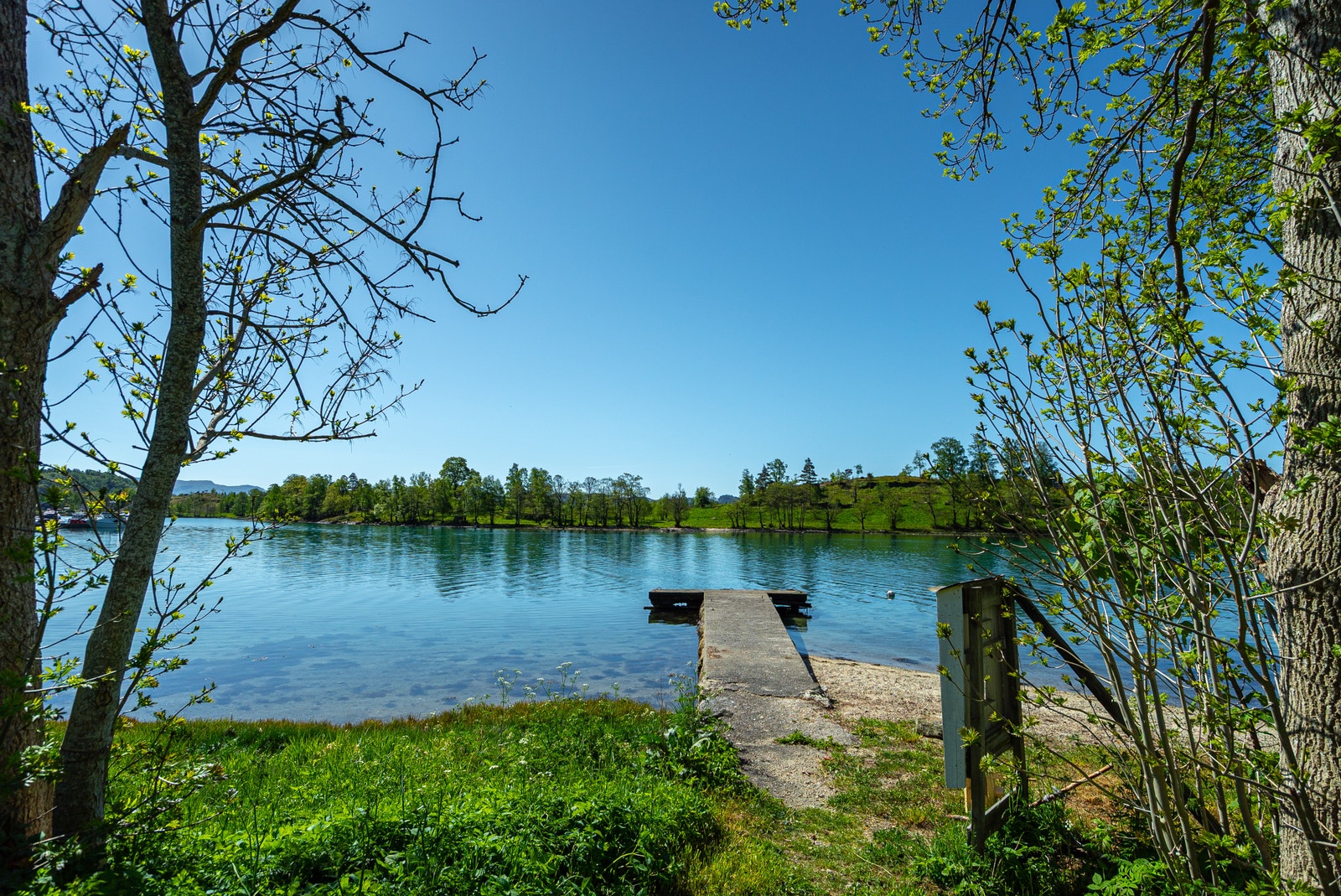 Eigedomen har ikkje strandlinje, men nydeleg sjøområde like nedenfor grensa. Galleribilde