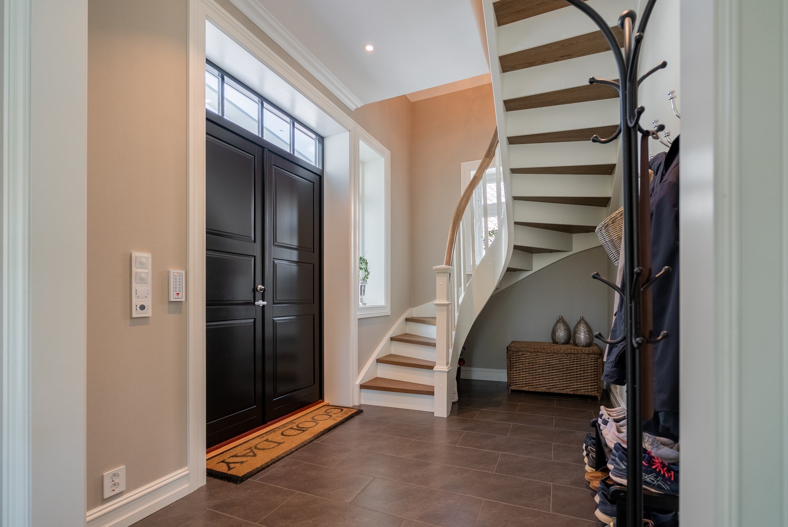 Inngangsdør til 1. etg/ hovudetg og trapp opp til soveromsfløy frå aust Galleribilde