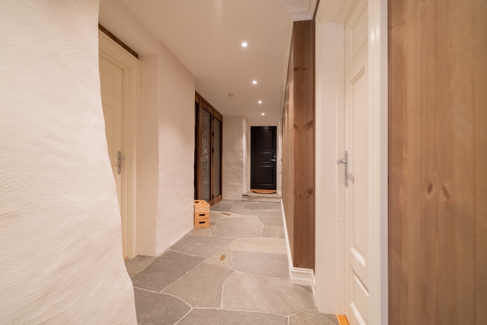 del av kjellaretg - gang til vinkjellar og treningsrom mm Galleribilde