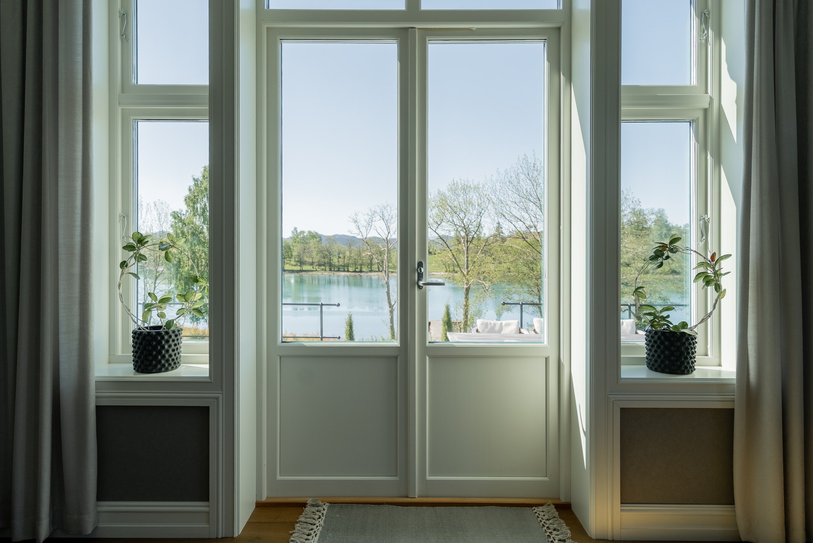 Utg til hellelagt platting frå hovudetg (stova) Galleribilde