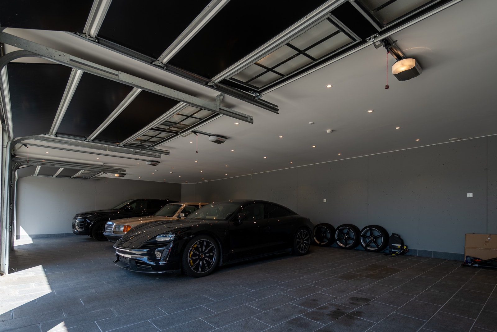 garage med bilplasser i 2 etasjer Galleribilde