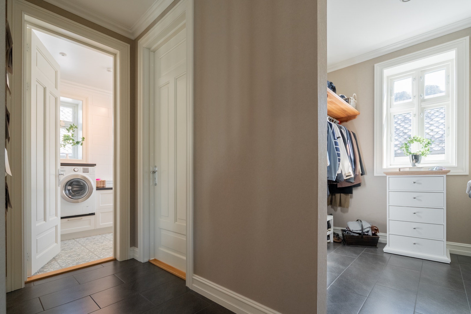 Inngangsparti og inngang til vaskerom og dør til wc Galleribilde