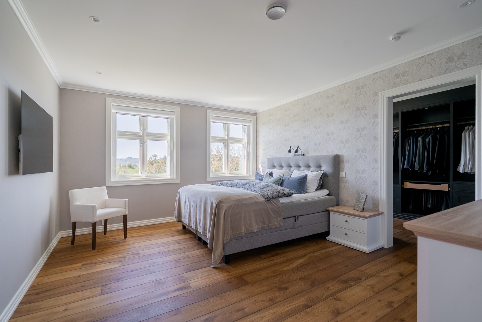 soverom med walking closet Galleribilde