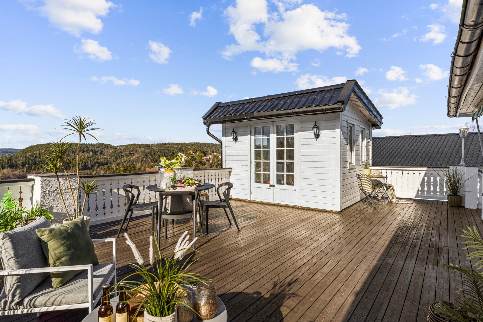 Boligen ligger på en høytliggende utsiktstomt øverst på Vinterbro Terrasse med herlige utsiktsforhold mot Pollevann og videre mot Bunnefjorden. Galleribilde